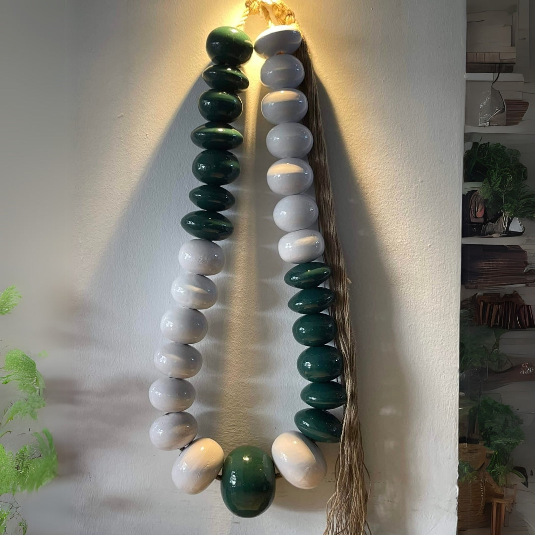 Chaplet muraux artisanal en céramique (110*45cm) en vert et blanc , conçu pour la décoration intérieure et extérieure