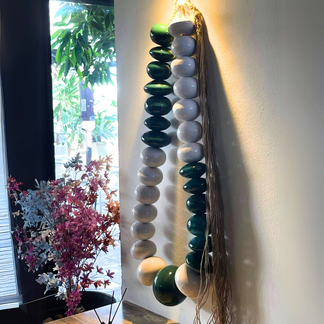 Chaplet muraux artisanal en céramique (110*45cm) en vert et blanc , conçu pour la décoration intérieure et extérieure