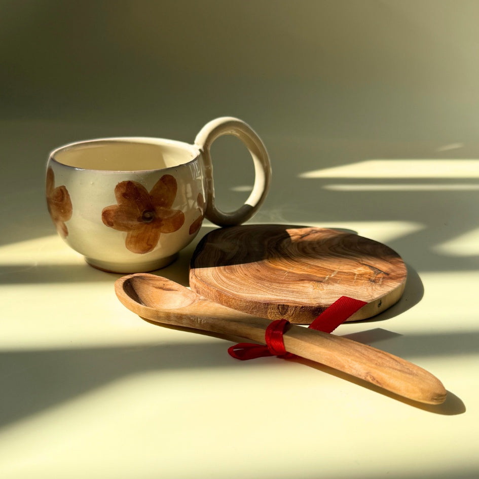 Coffret Petit-Déjeuner Artisanal – Tasse en céramique, soucoupe en bois d’olivier & cuillère