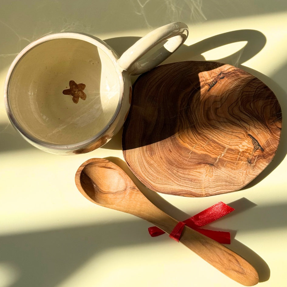 Coffret Petit-Déjeuner Artisanal – Tasse en céramique, soucoupe en bois d’olivier & cuillère