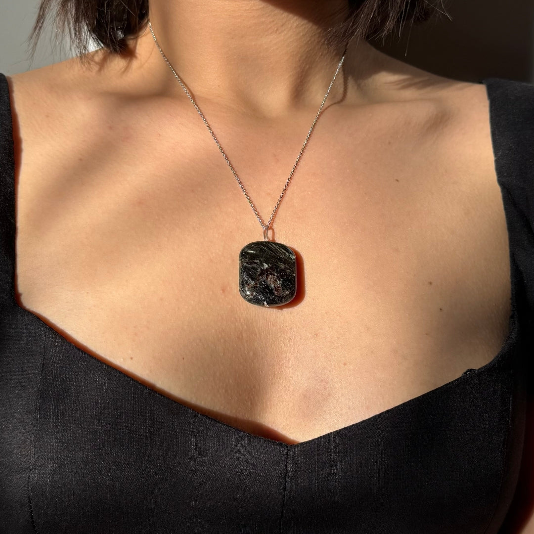 Collier en argent 925 avec arfvedsonite naturelle