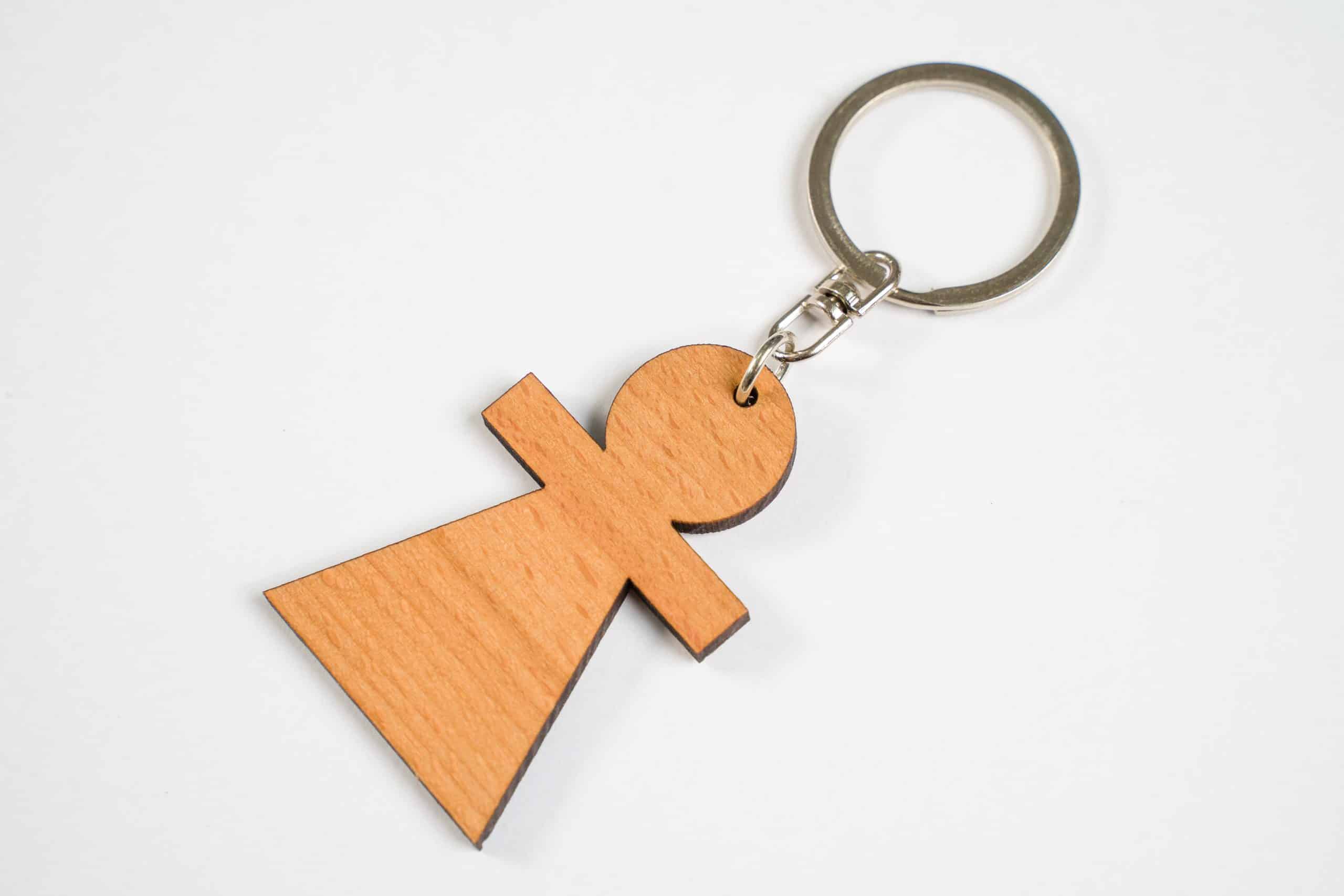 porte-clés en bois gravé avec les symboles emblématiques de la Tunisie