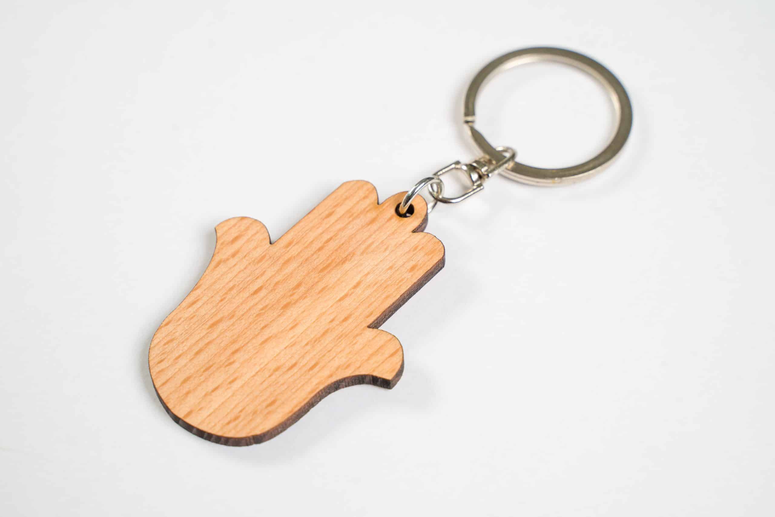 porte-clés en bois gravé avec les symboles emblématiques de la Tunisie