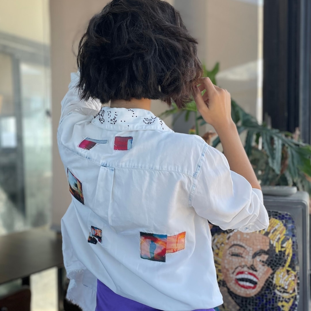 Chemise en denim délavé avec des patches imprimés et un col agrémenté de strass, pièce unique en taille S