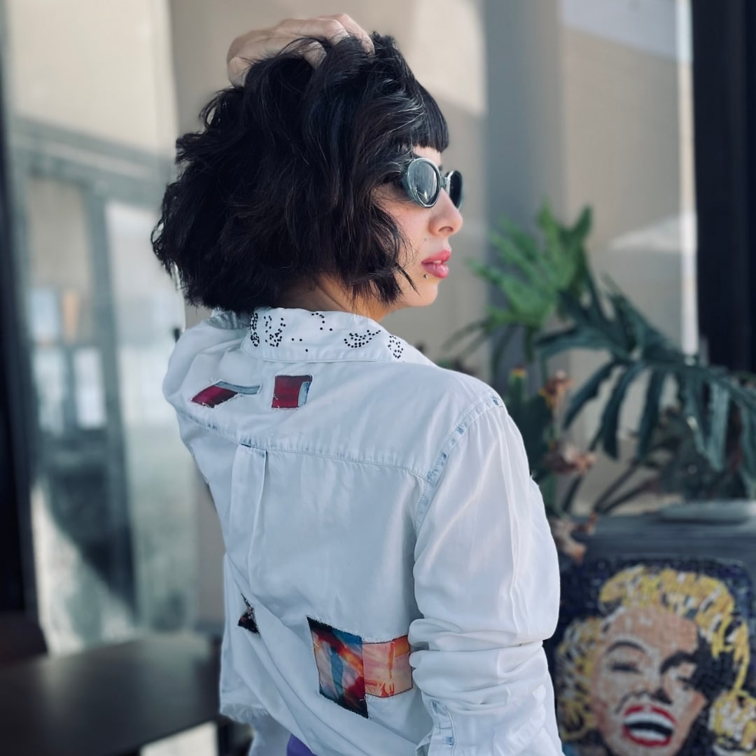 Chemise en denim délavé avec des patches imprimés et un col agrémenté de strass, pièce unique en taille S