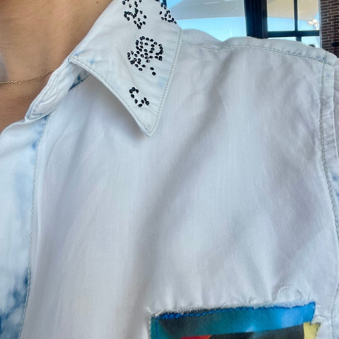 Chemise en denim délavé avec des patches imprimés et un col agrémenté de strass, pièce unique en taille S