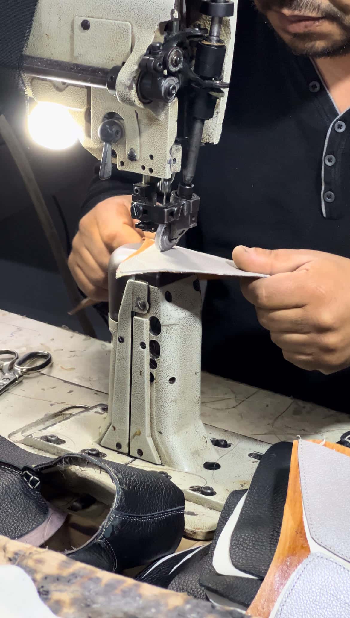 Babouche " Black Molly" en daim noir unisexe - Balgha upcylée