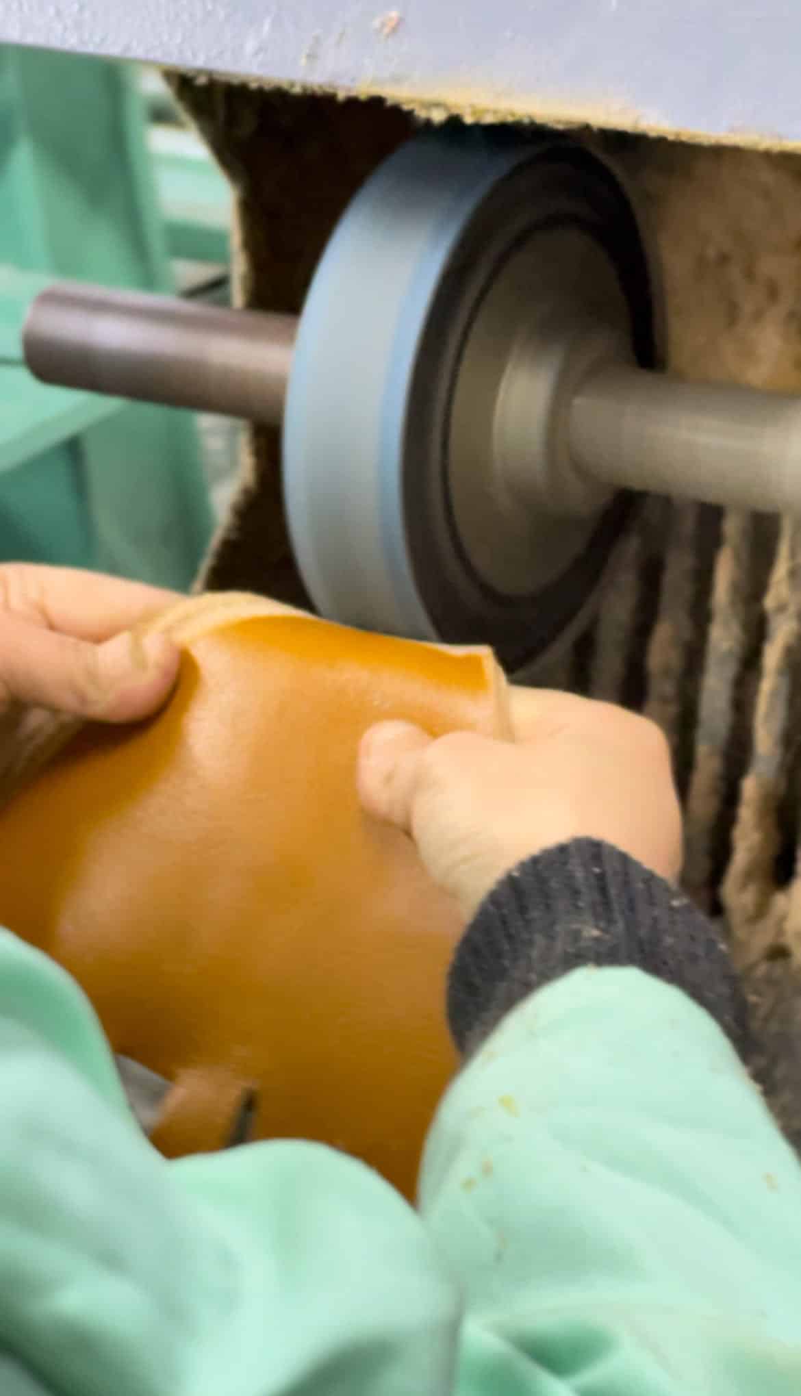 Babouche "Eden" en daim vert kaki unisexe - Balgha upcylée