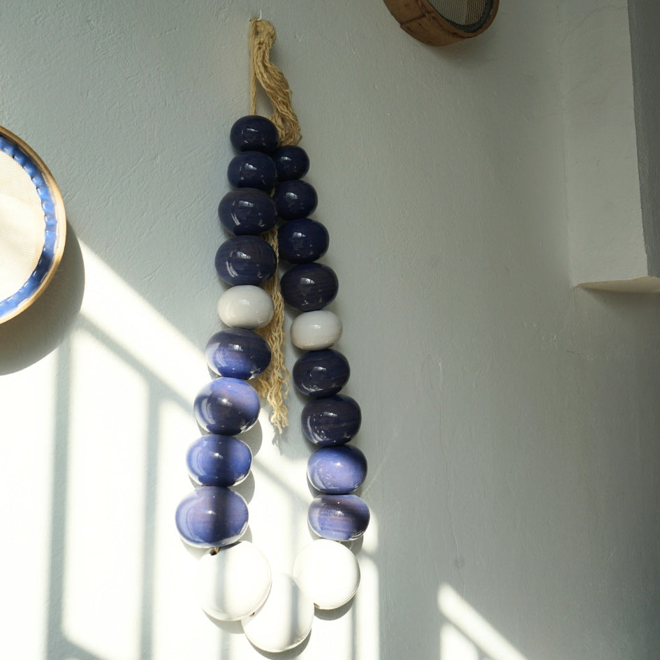 Suspension murale en perles de céramique bleu et blanc