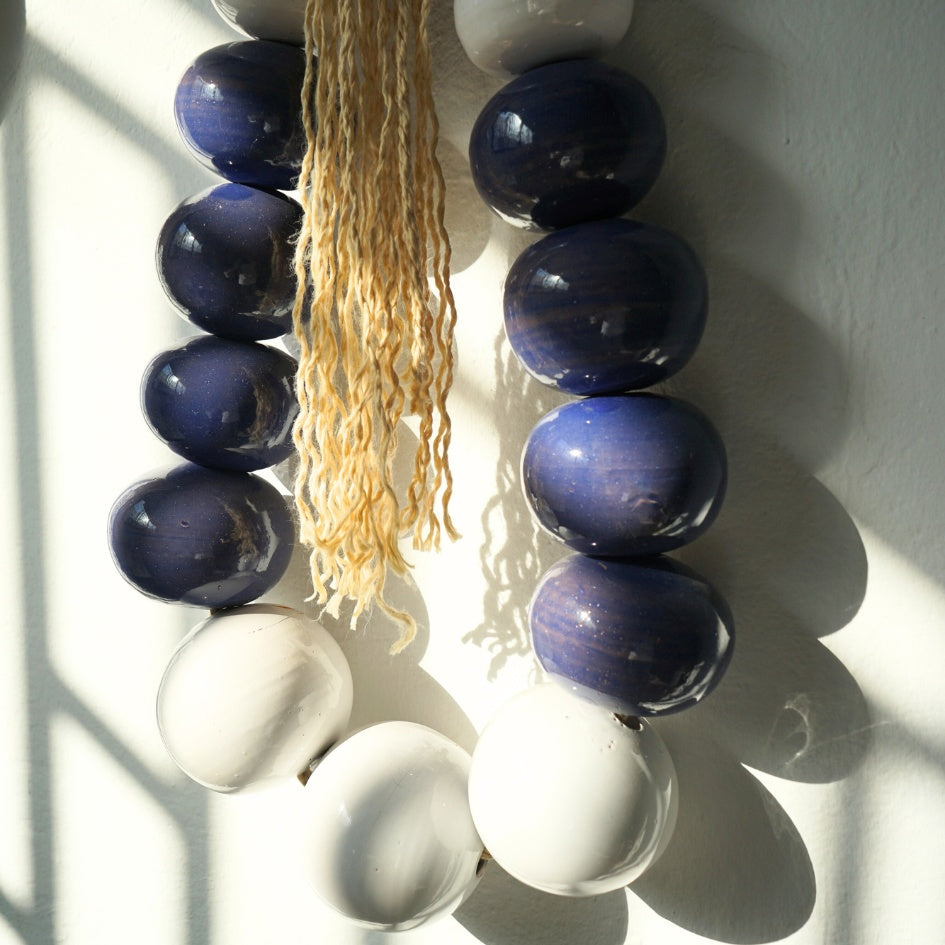 Suspension murale en perles de céramique bleu et blanc