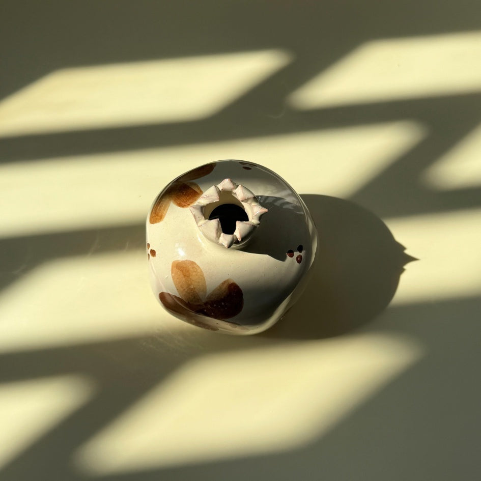 Vase décoratif en céramique(grenade ) avec motif floral – Fait main en Tunisie