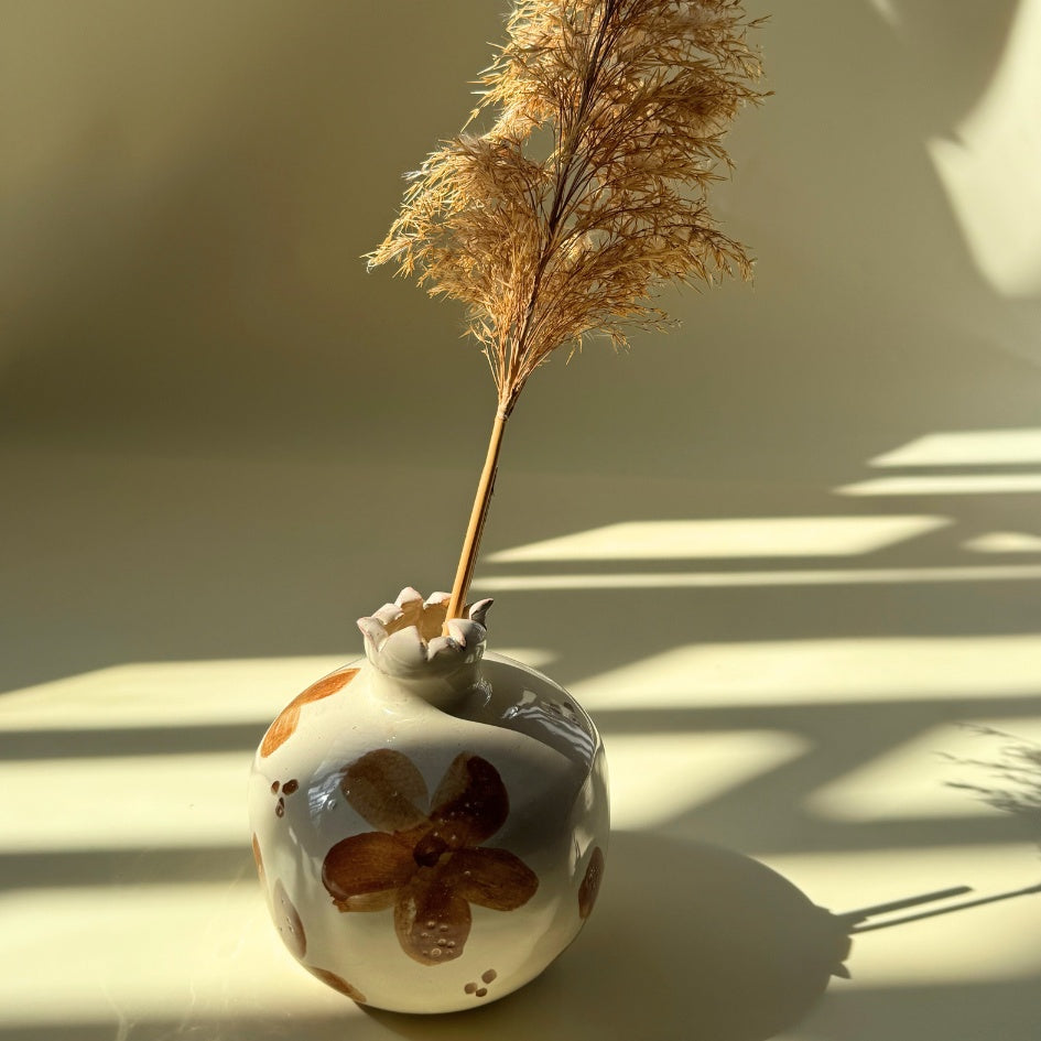 Vase décoratif en céramique(grenade ) avec motif floral – Fait main en Tunisie