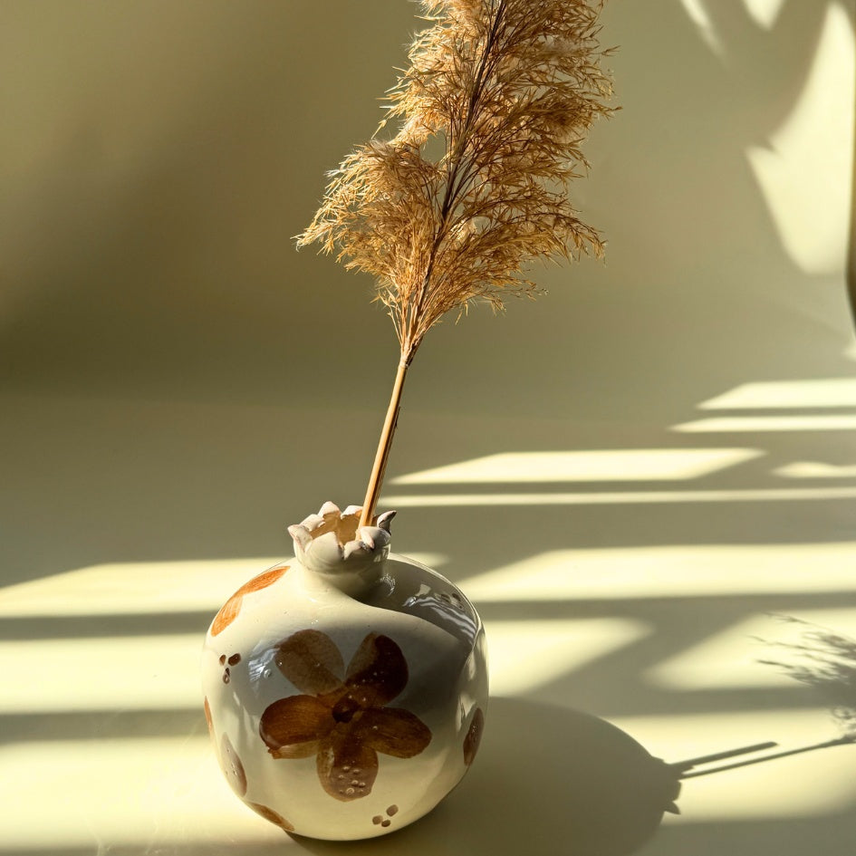Vase décoratif en céramique(grenade ) avec motif floral – Fait main en Tunisie