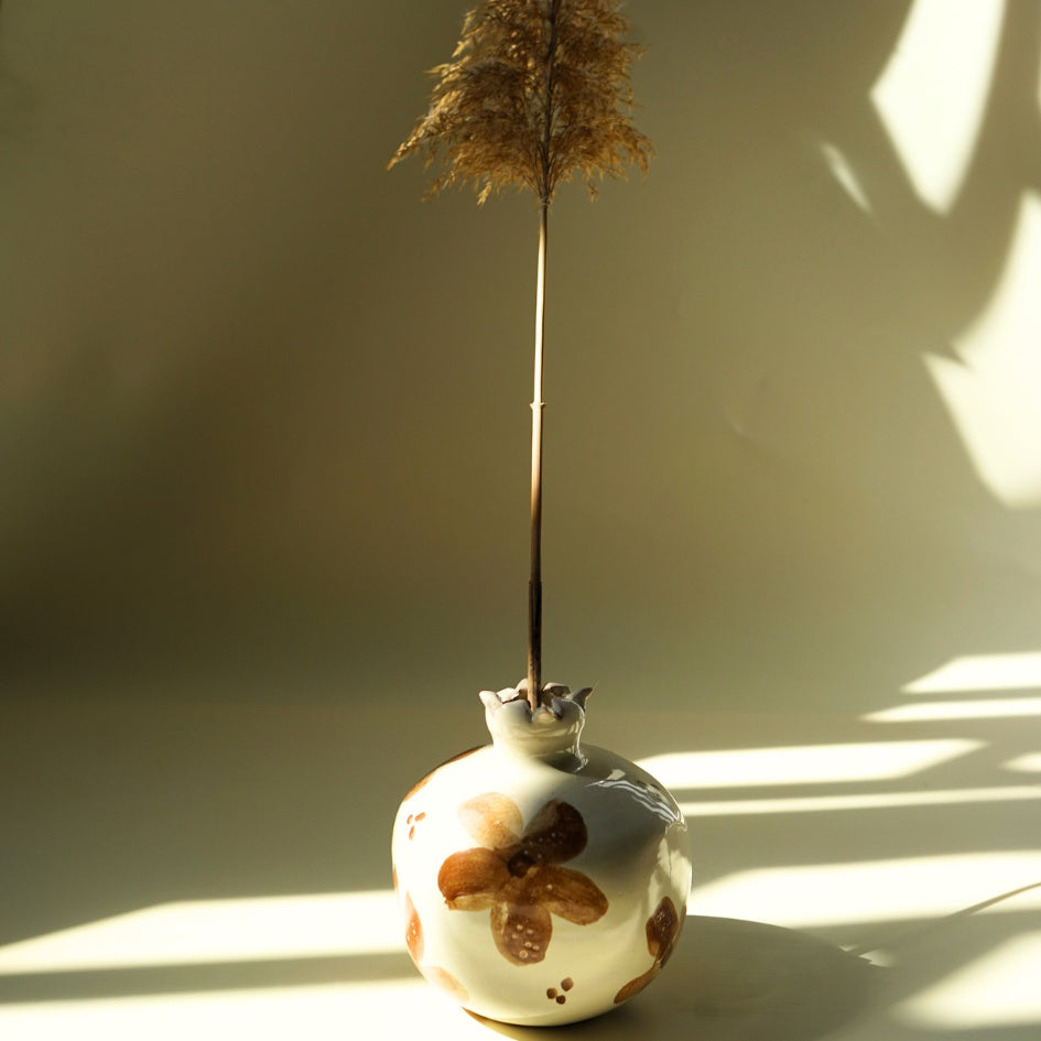 Vase décoratif en céramique(grenade ) avec motif floral – Fait main en Tunisie