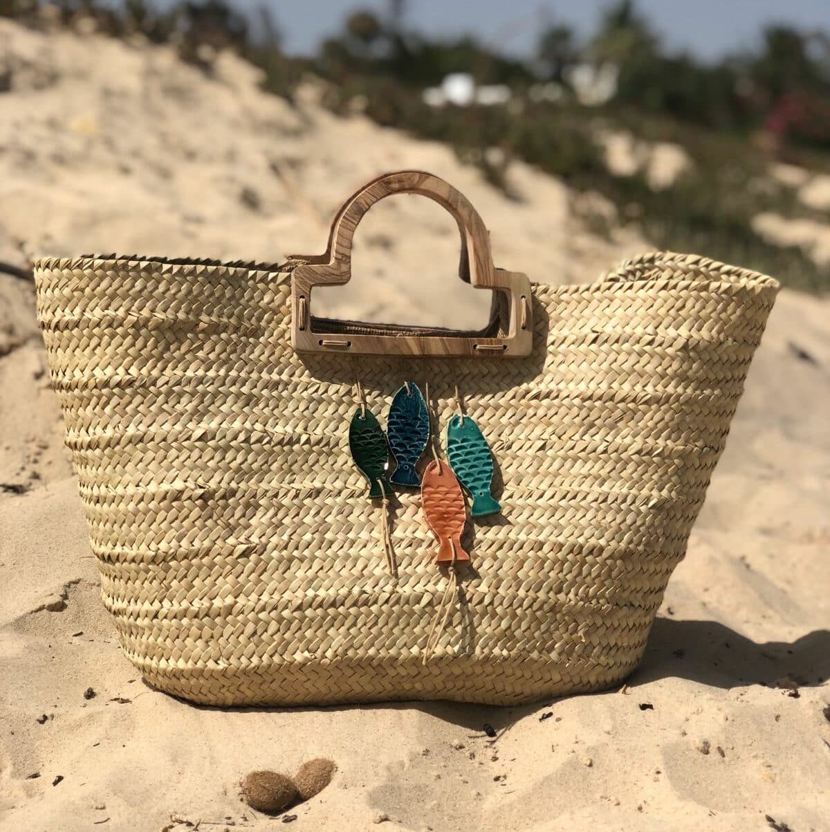 Couffin de plage en paille avec anses en bois d'olivier