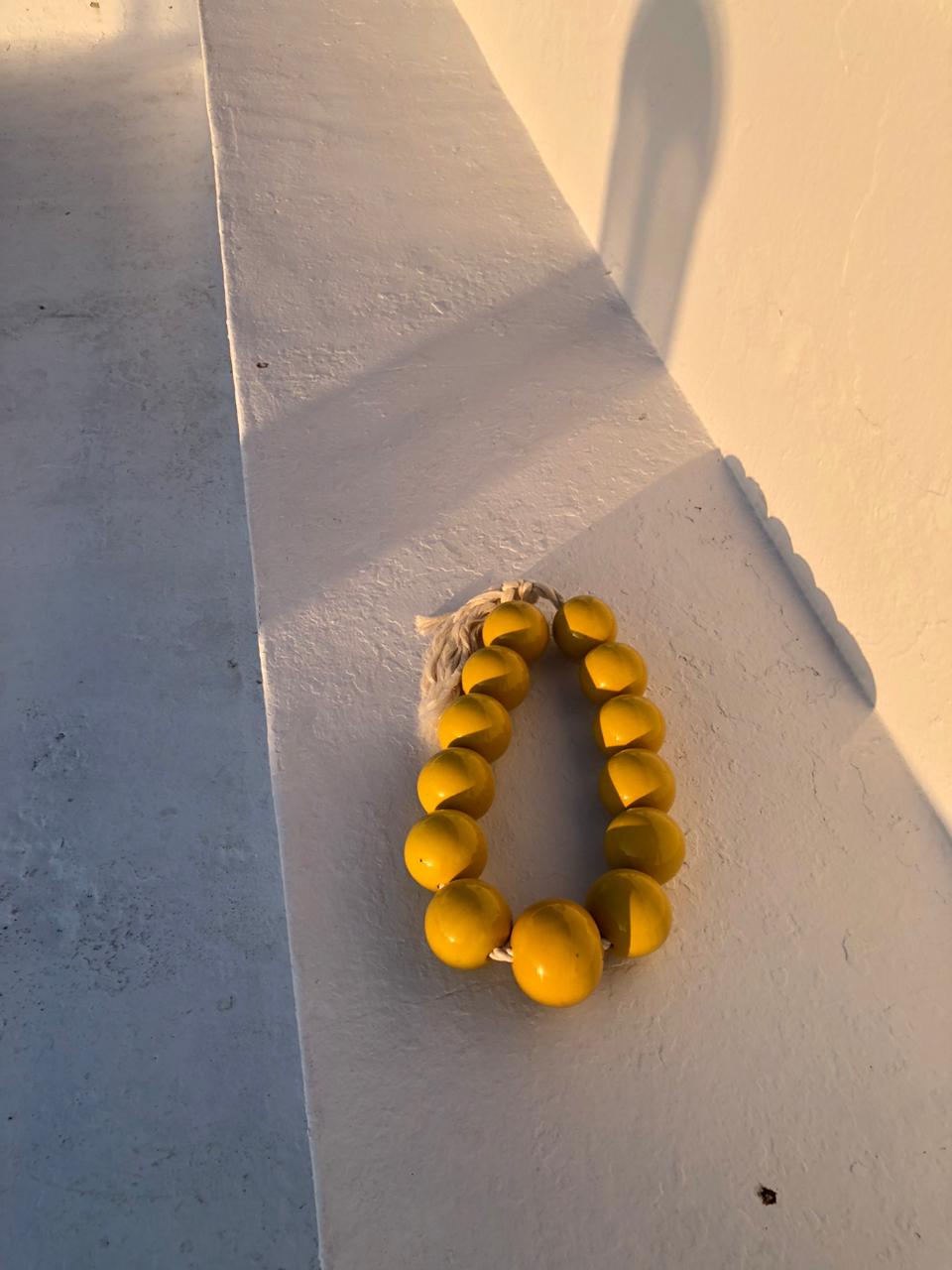 mini chapelet murale en perles de céramique jaune, dimension 40*26cm