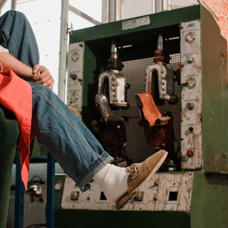 Babouche "Eden" en daim vert kaki unisexe - Balgha upcylée