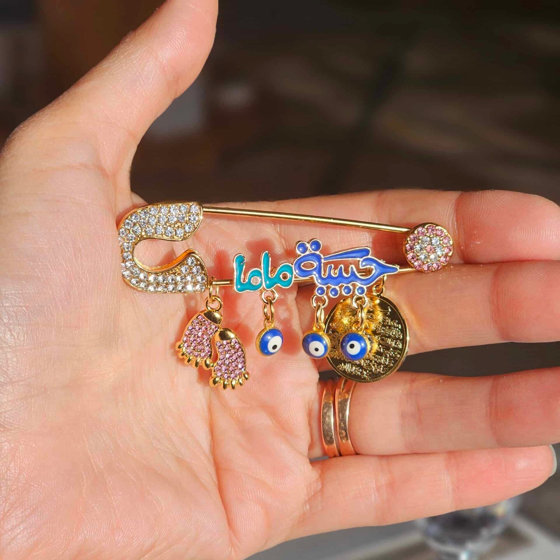 Broche "Habibet Mama" – Acier inoxydable plaqué or & pierres Cubic Zirconia roses et blanches (7.5 cm)