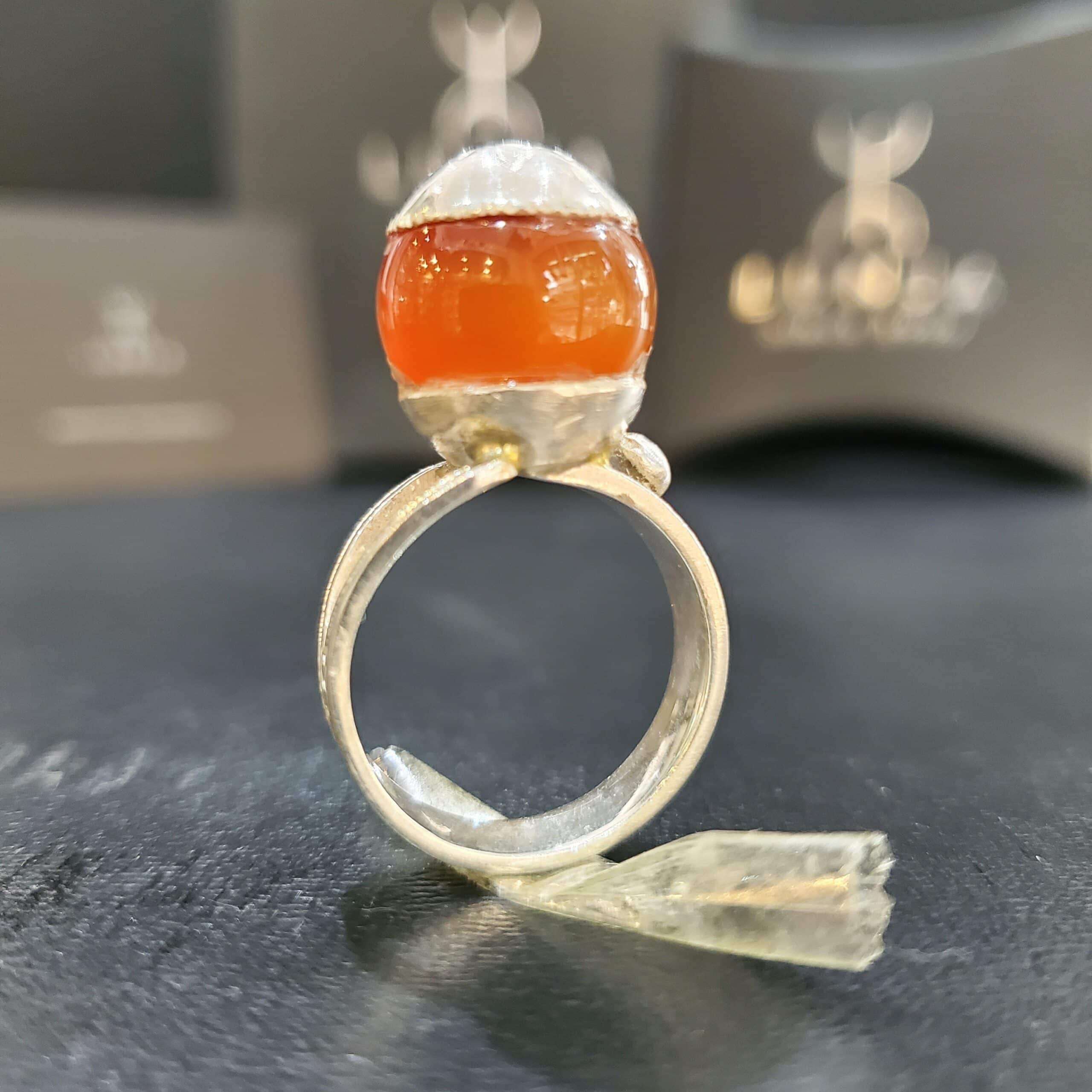 Bague en cornaline naturelle sertie en argent massif