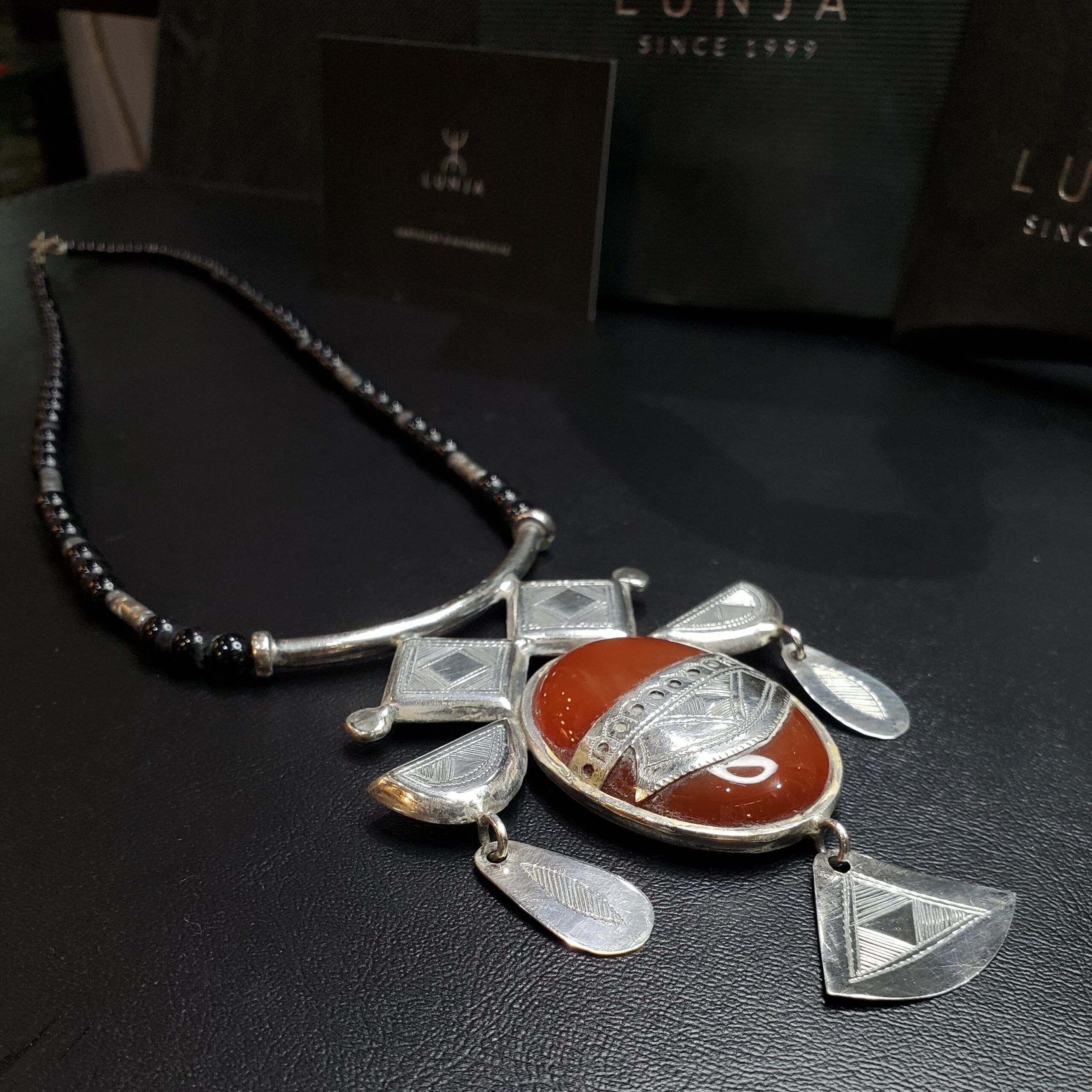 Collier agadez en Cornaline avec détails berbères en argents
