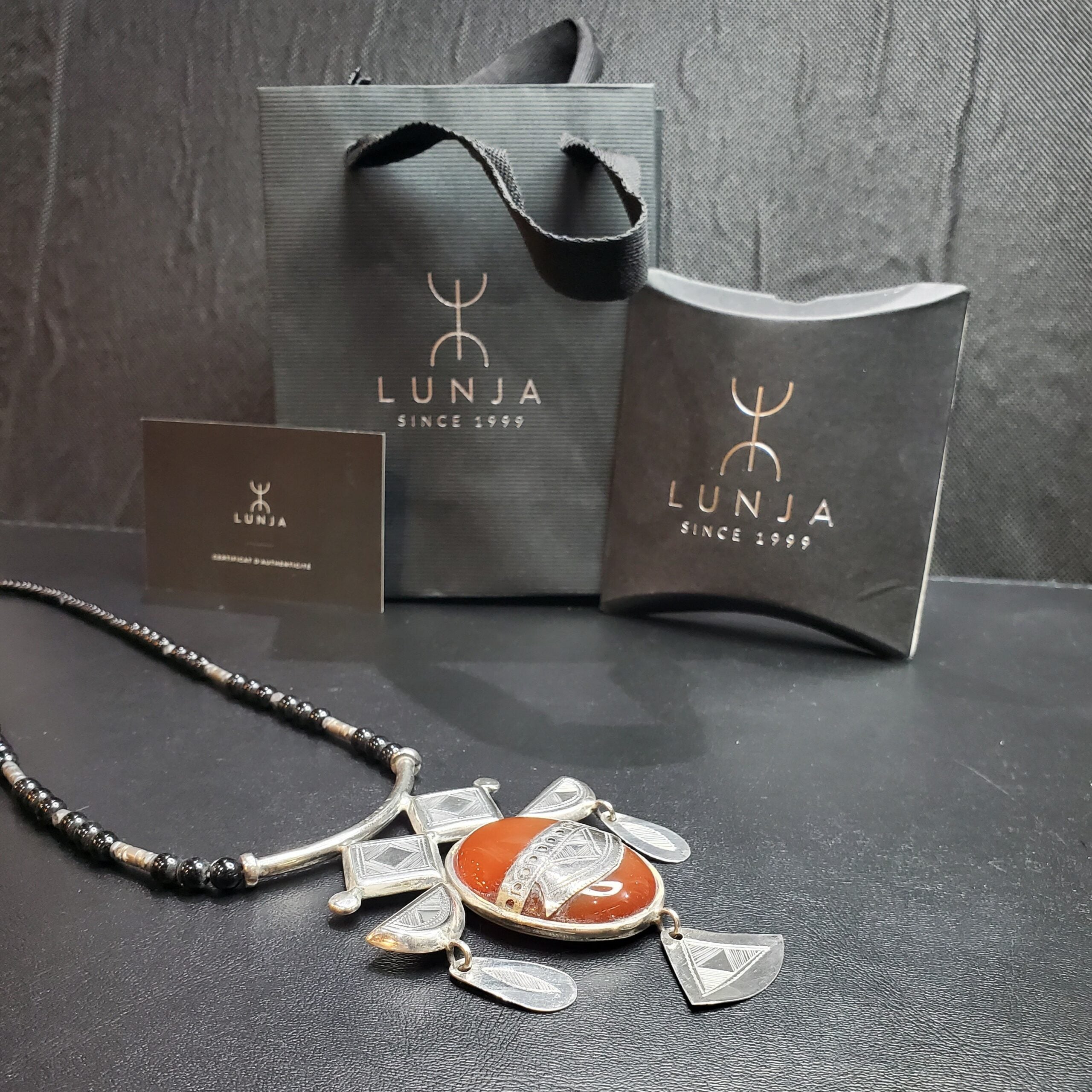Collier agadez en Cornaline avec détails berbères en argents