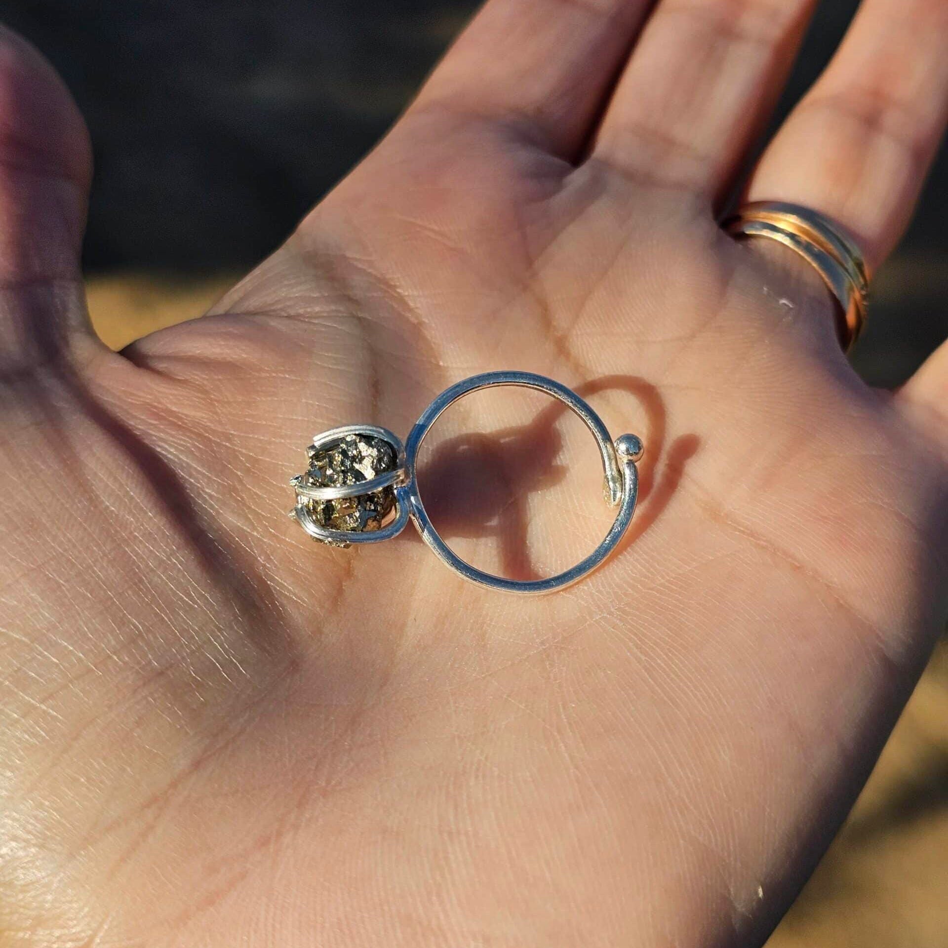 Bague en argent ajustable avec petite pyrite cubique brute - Élégance artisanale