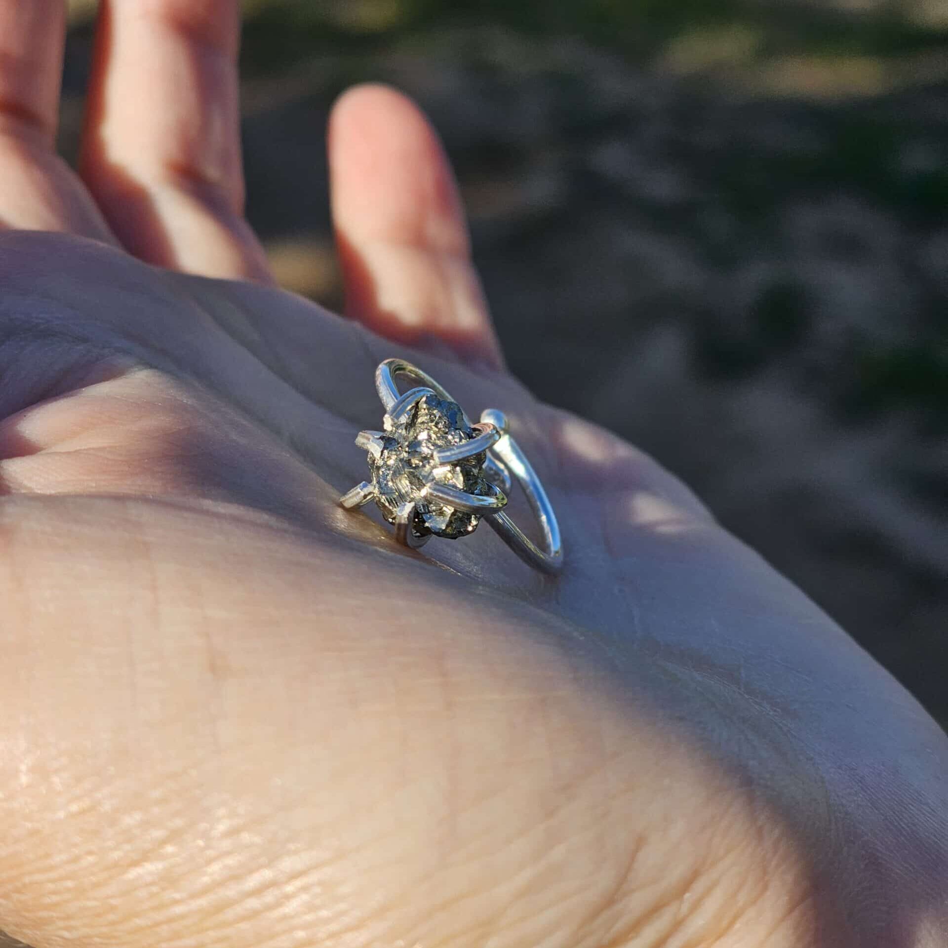 Bague en argent ajustable avec petite pyrite cubique brute - Élégance artisanale