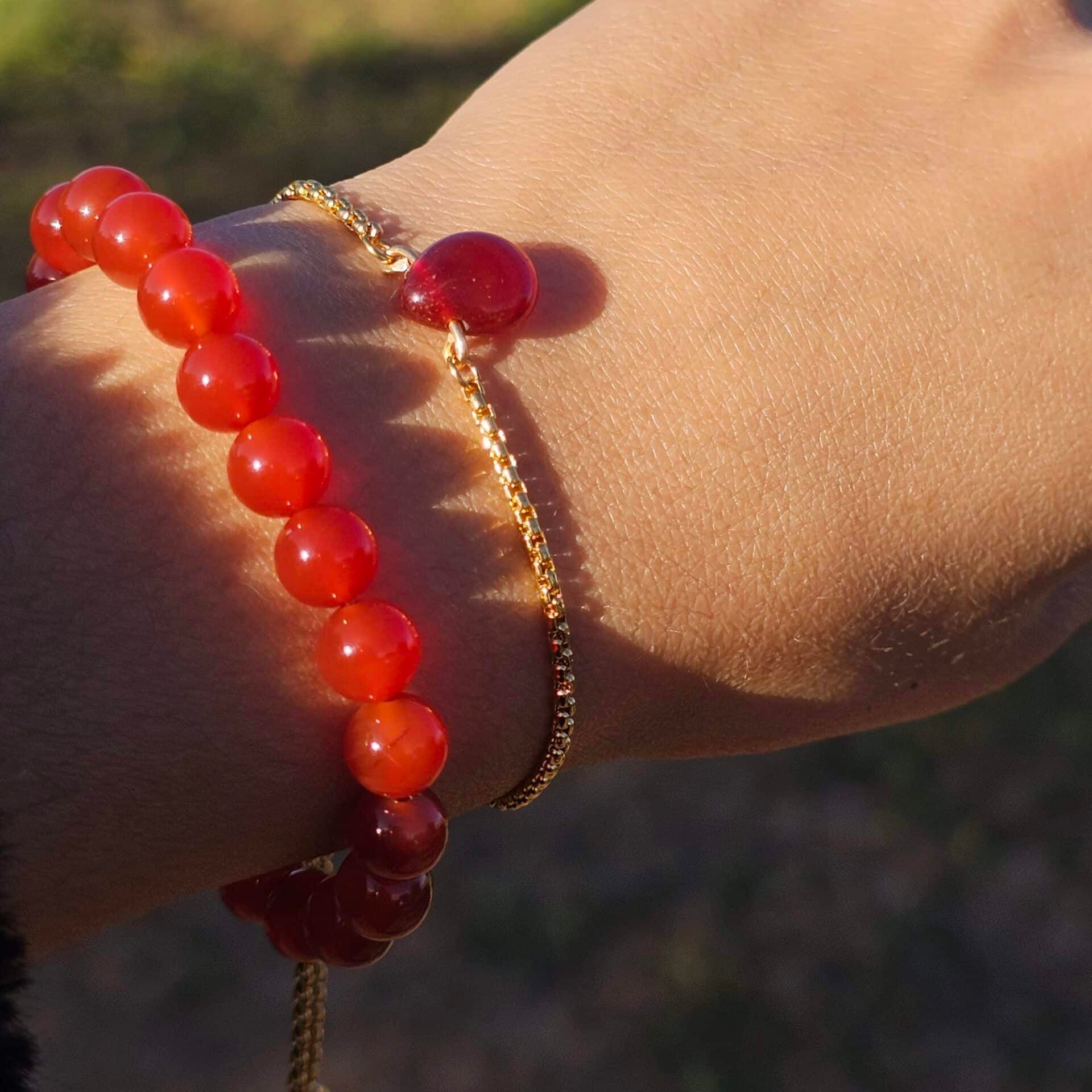 Un lot de deux bracelets en Cornaline (17 à 19 cm)