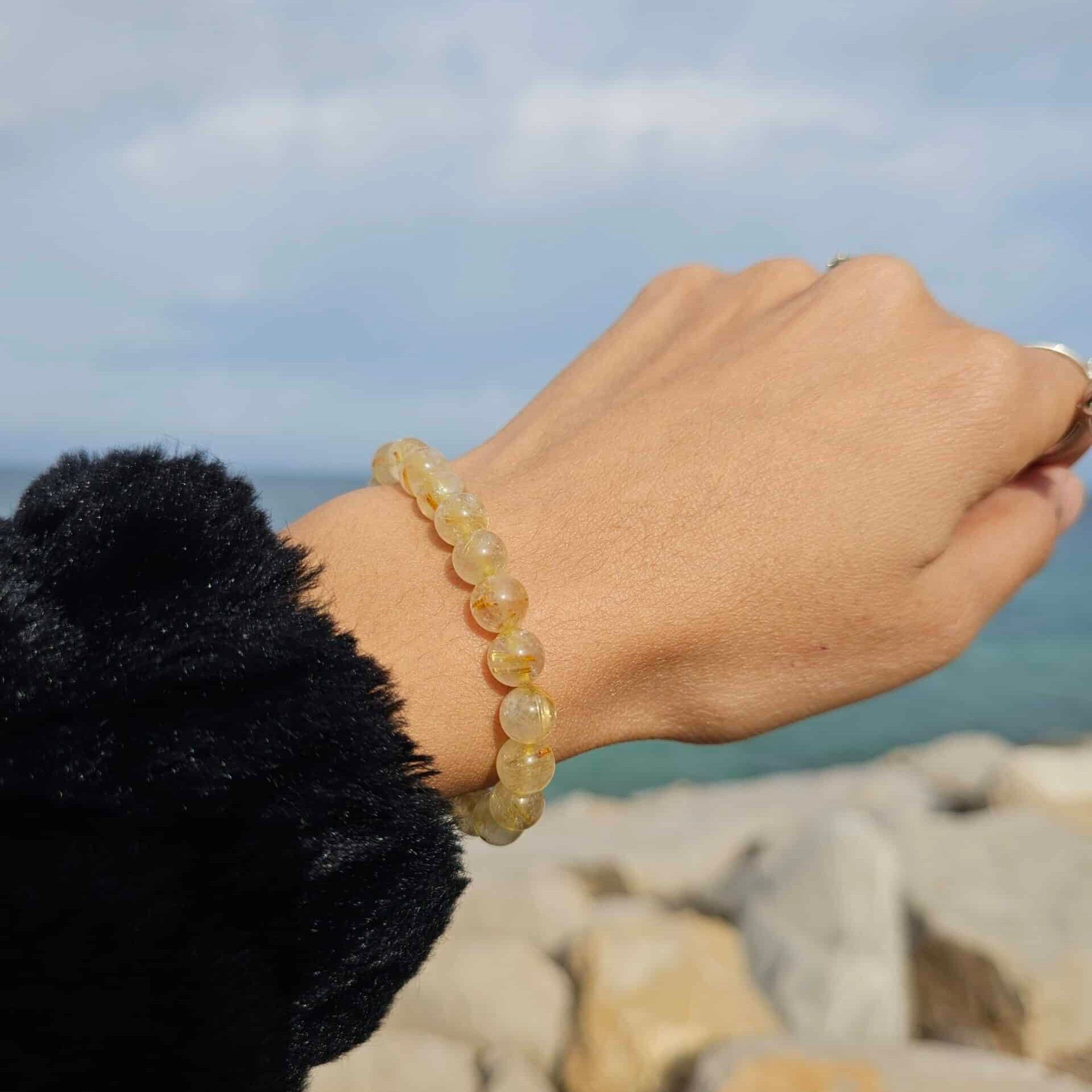 Bracelet élastique en Quartz Rutile Doré – Boules de 6 mm – Ajustable (17 à 19 cm)