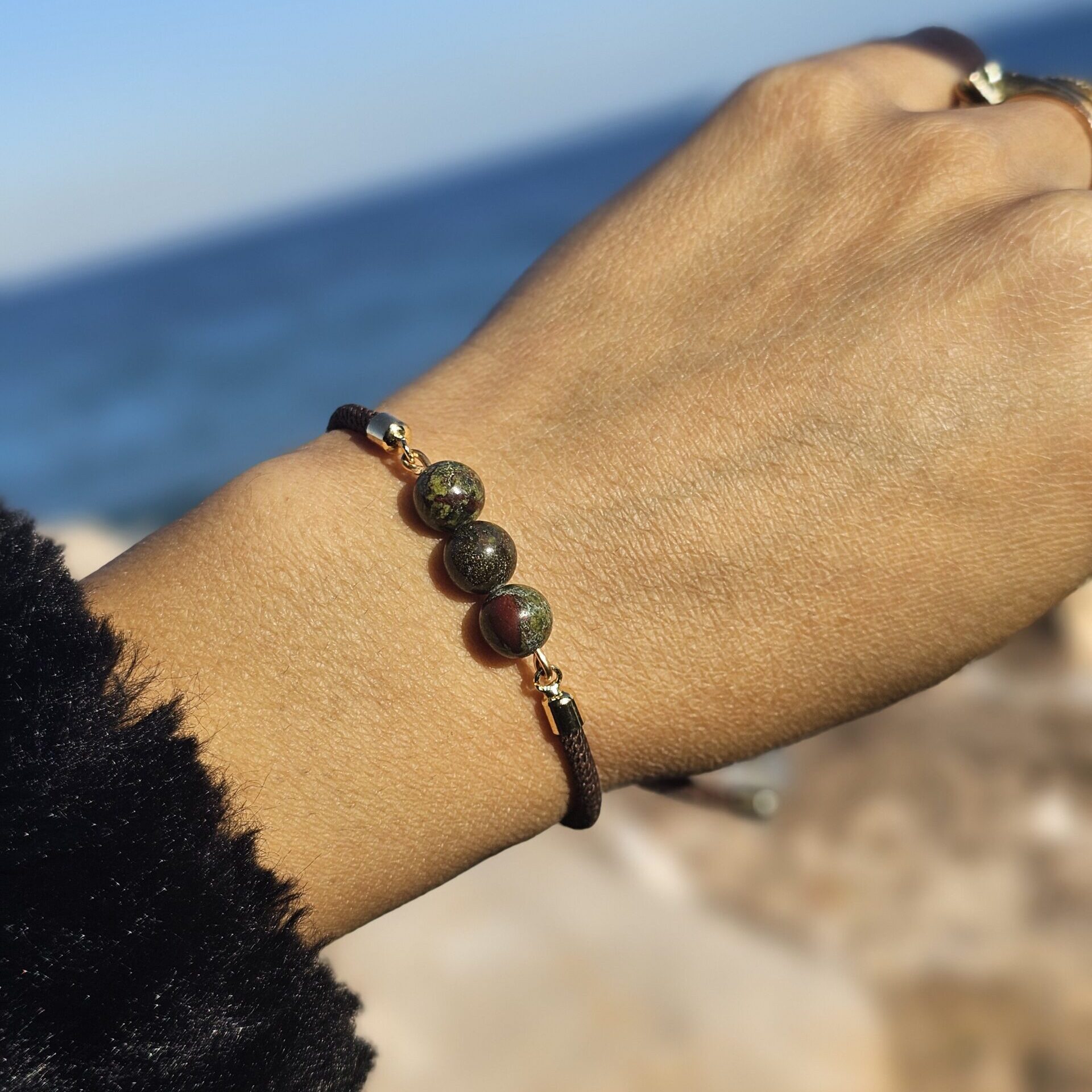 Bracelet ajustable en fil marron avec 3 boules en Dragon Bloodstone