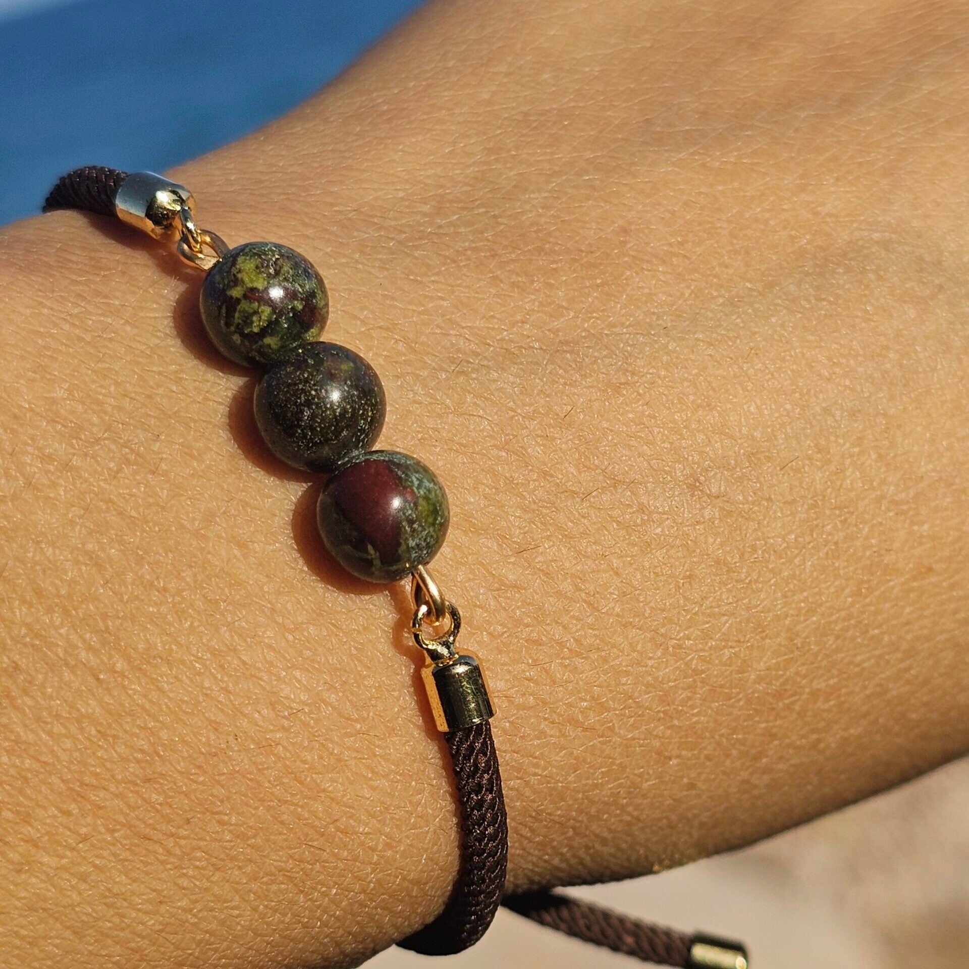 Bracelet ajustable en fil marron avec 3 boules en Dragon Bloodstone