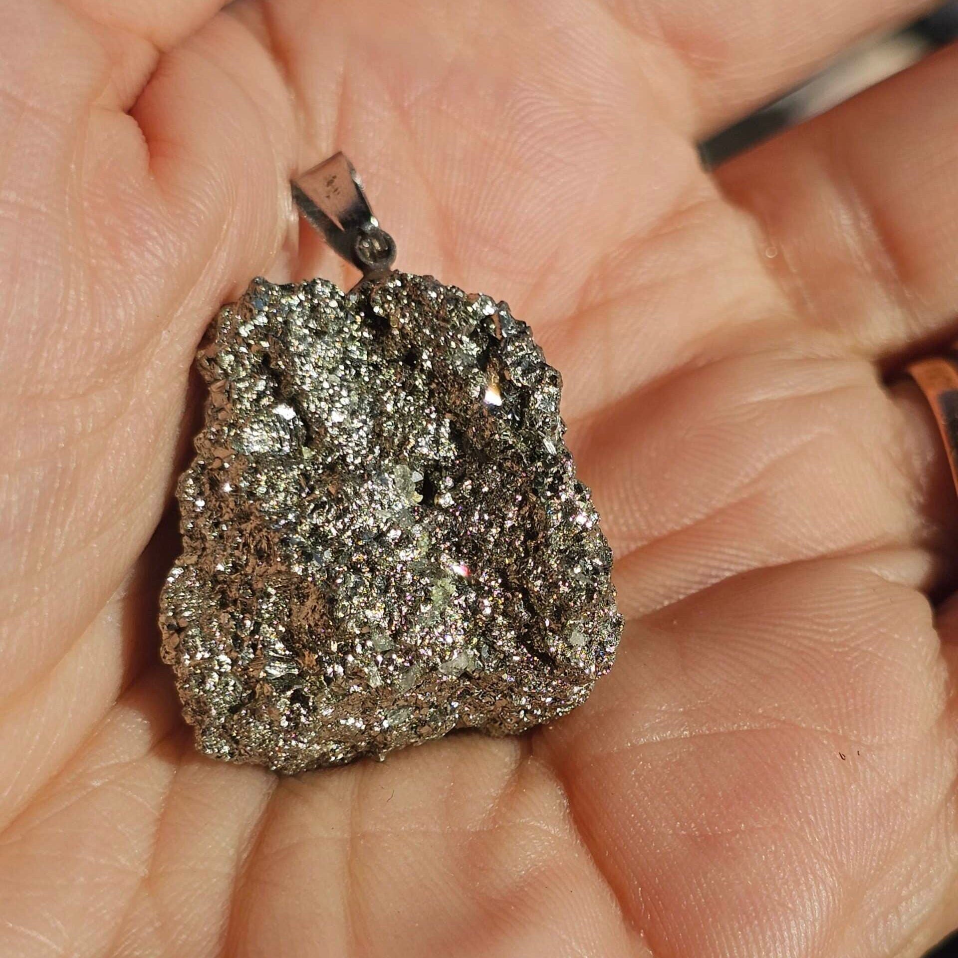 Pendentif pyrite brute – Bijou unique et naturel de 26 g (Sans collier)