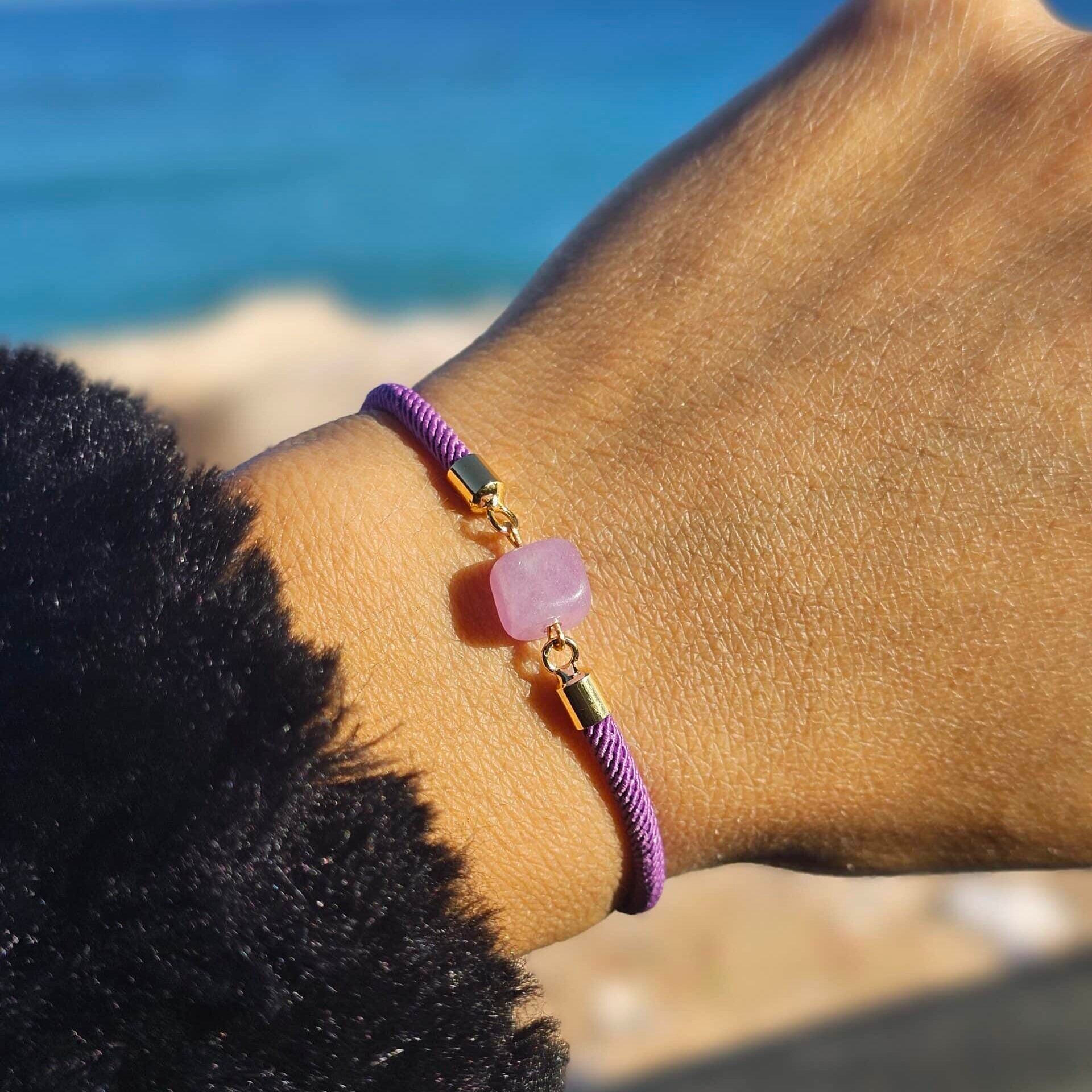 Bracelet ajustable en fil violet avec pierre d’Améthyste carrée