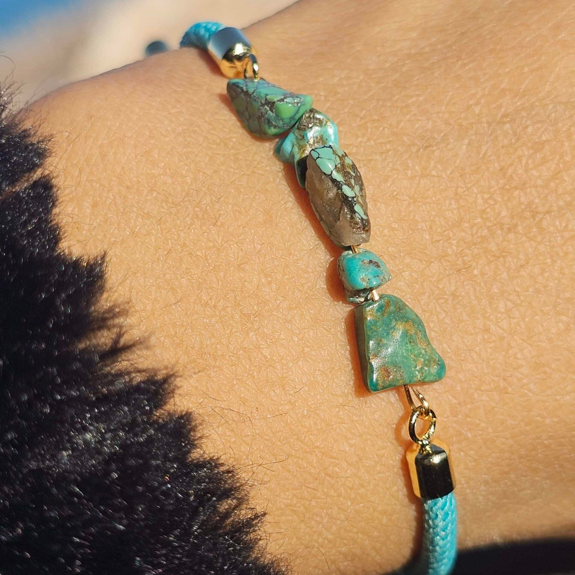 Bracelet en fil bleu ciel et vraie Turquoise – Ajustable (jusqu'à 19 cm)