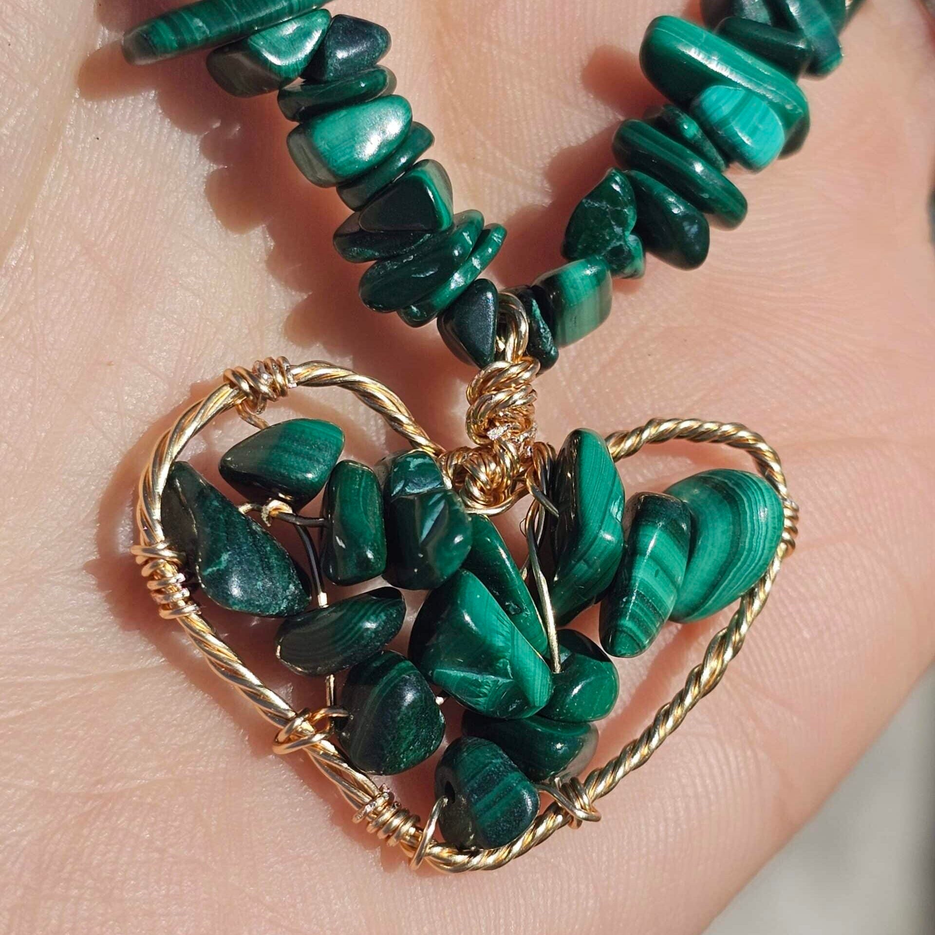 Collier en malachite avec pendentif cœur assorti (45 cm + 5 cm d’extension)
