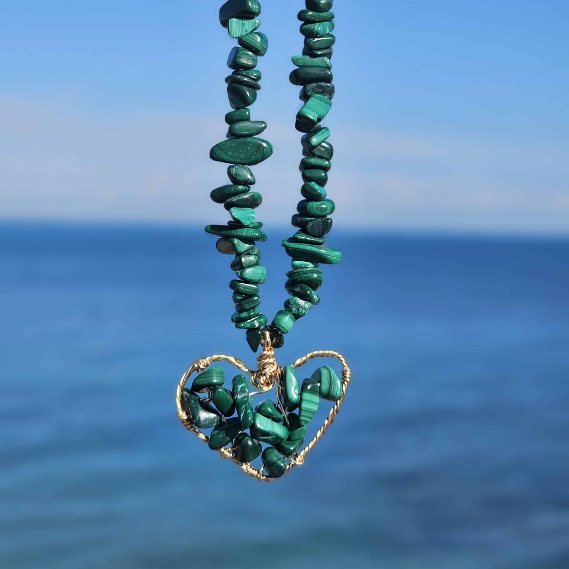 Collier en malachite avec pendentif cœur assorti (45 cm + 5 cm d’extension)