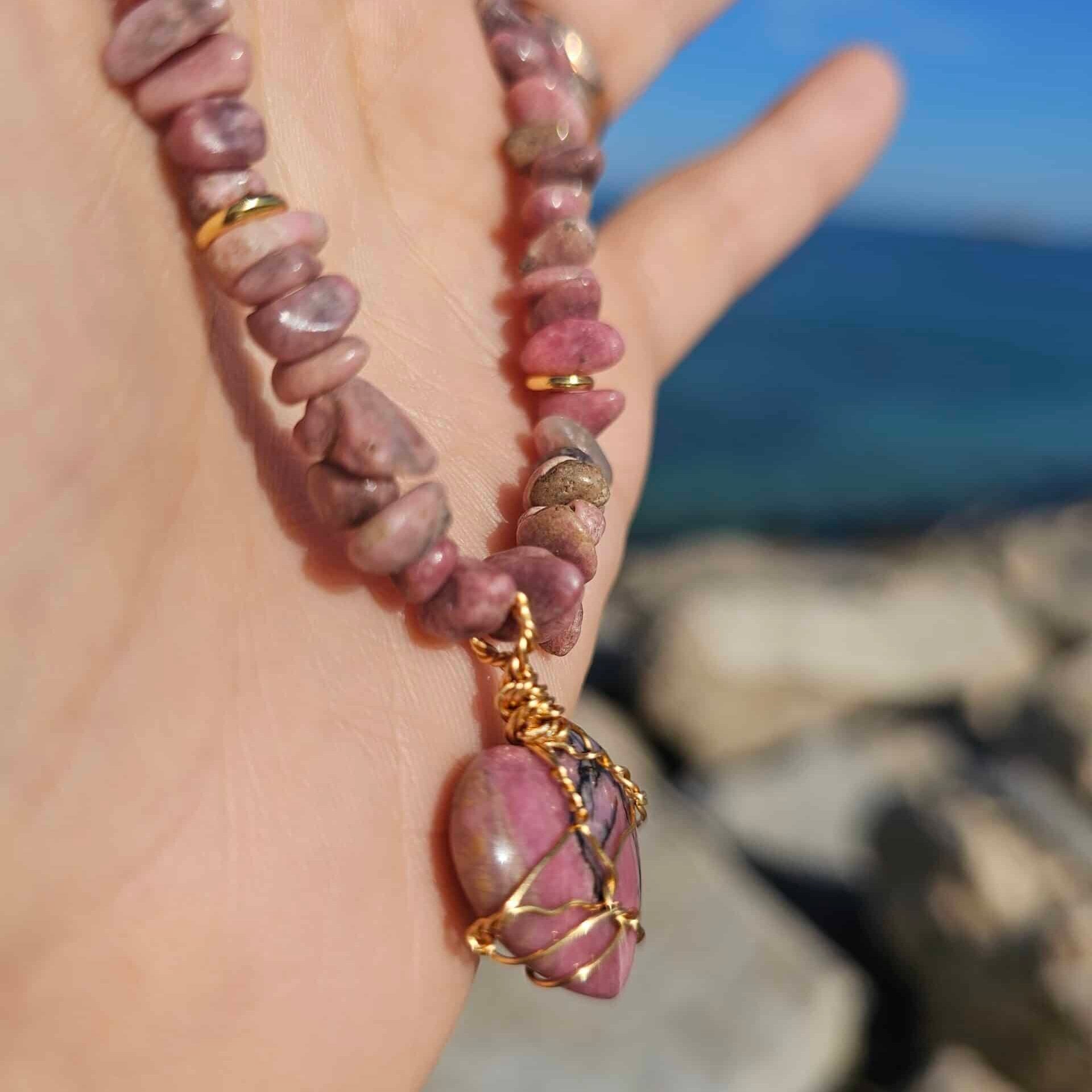 Collier en rhodonite avec pendentif cœur enrobé d’acier inoxydable