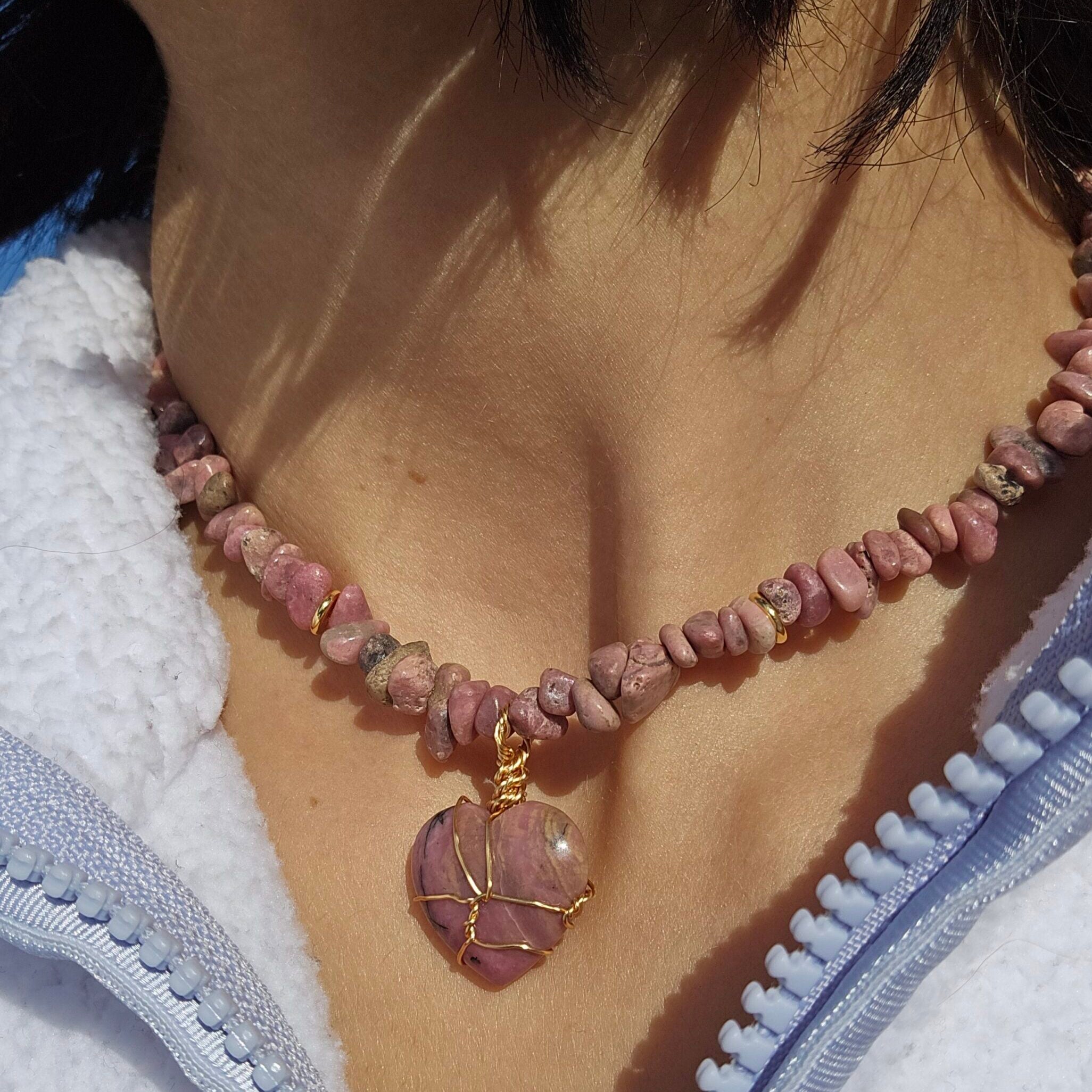 Collier en rhodonite avec pendentif cœur enrobé d’acier inoxydable