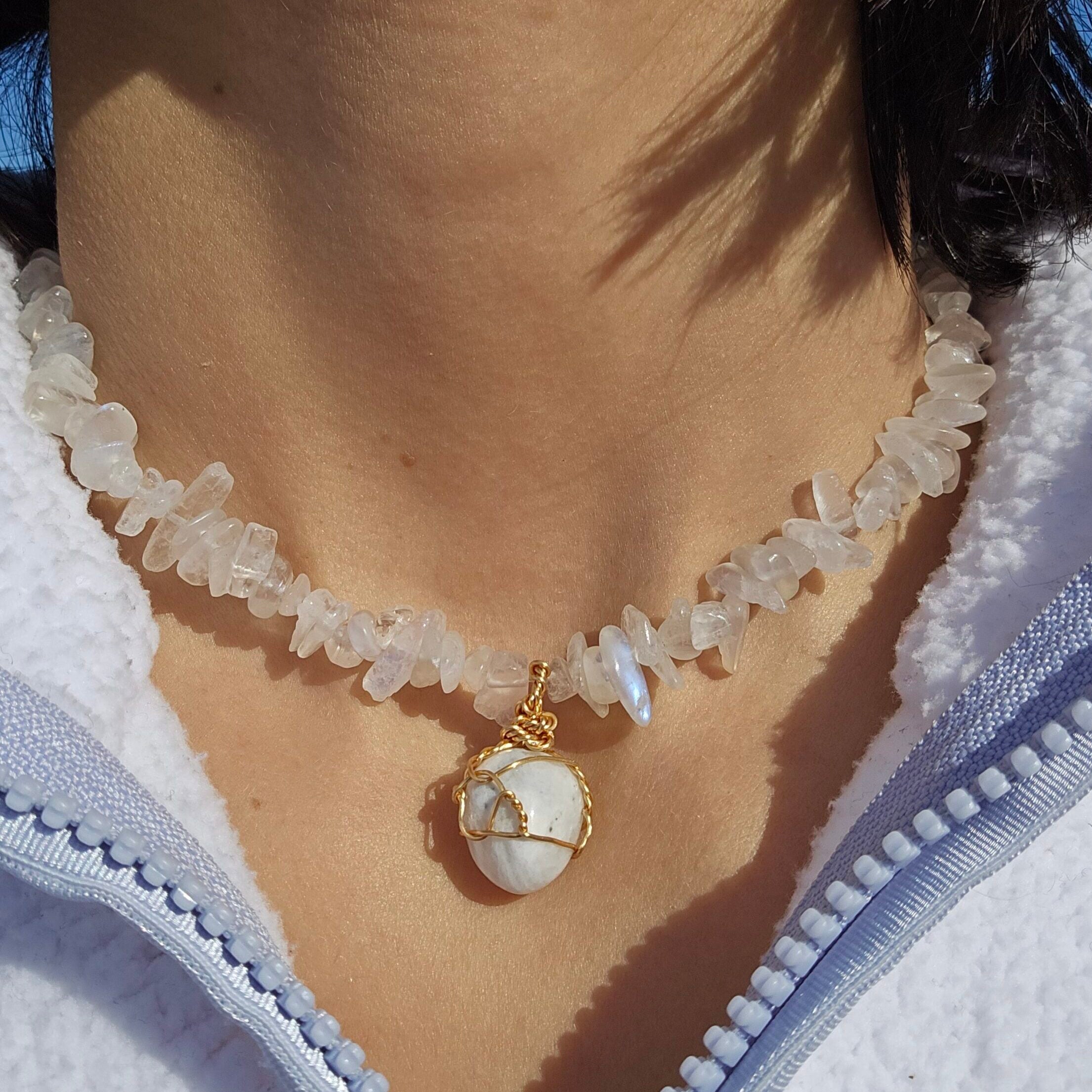 Collier en pierre de lune blanche avec pendentif assorti aux reflets bleus (45 cm + 5 cm d’extension)