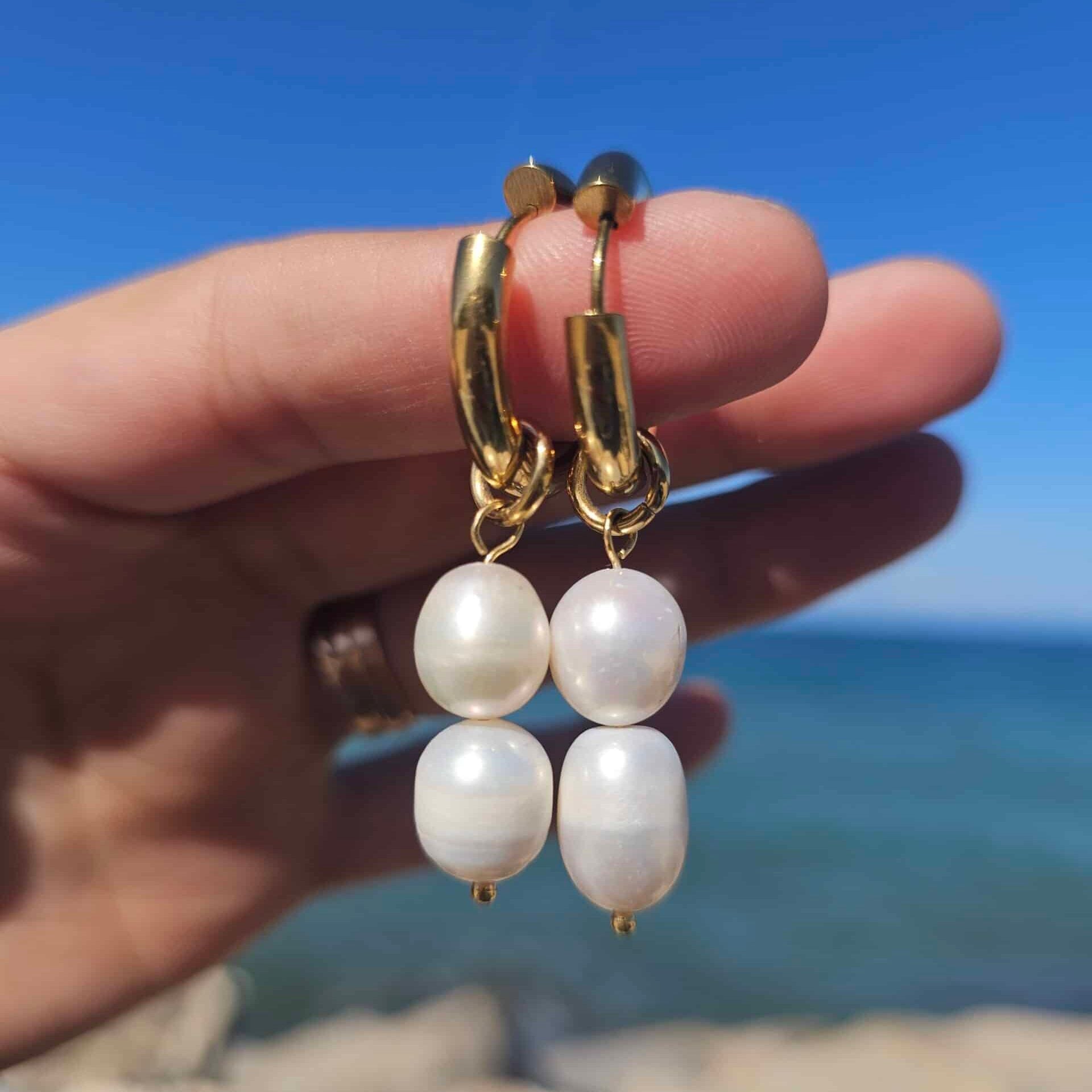 Boucles d'oreilles ronds en acier inoxydable plaqué en or 18 k avec des vraies perles d'eau douce