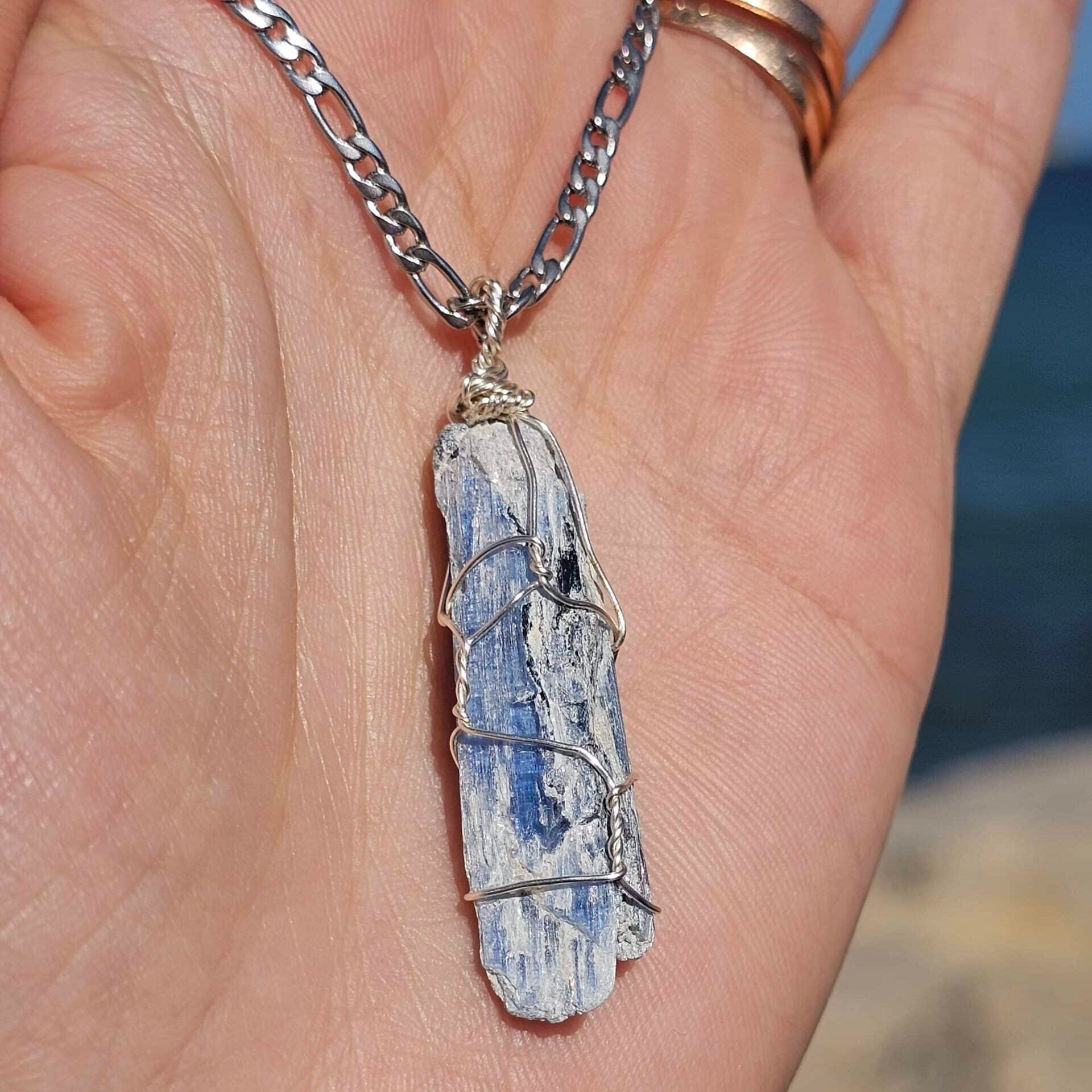 Collier en acier inoxydable argent avec pendentif en Kyanite naturelle 4 cm (65 cm)