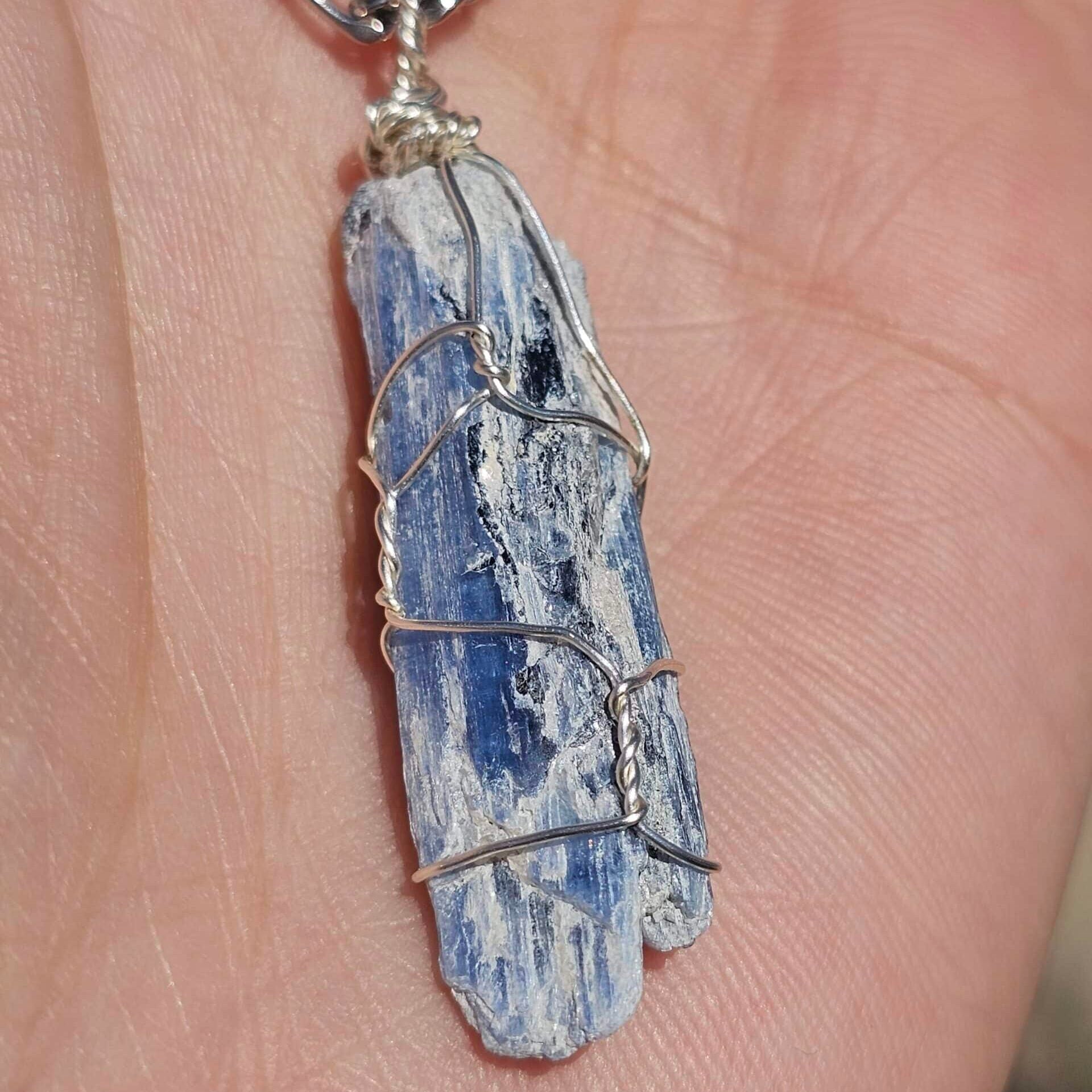 Collier en acier inoxydable argent avec pendentif en Kyanite naturelle 4 cm (65 cm)