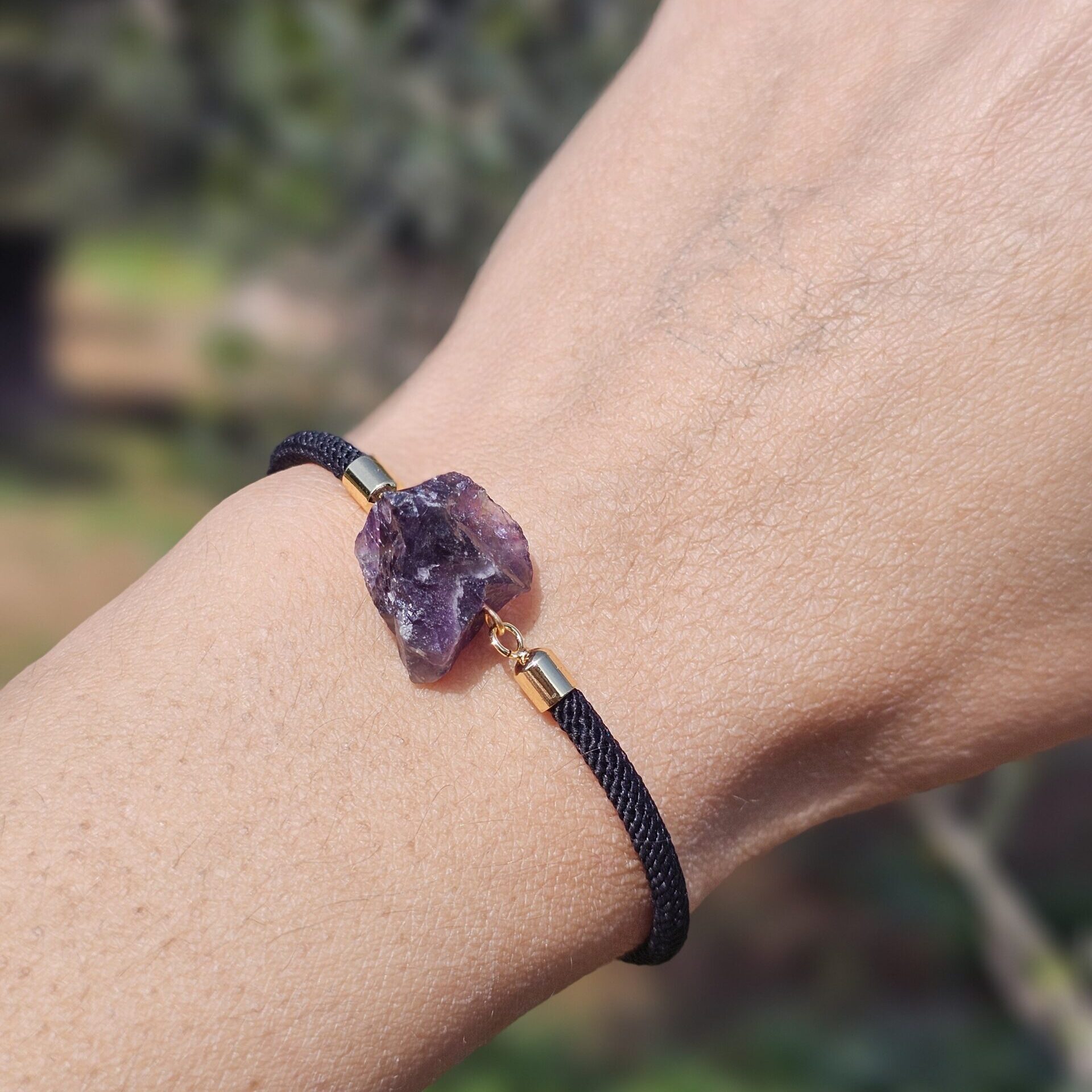 Bracelet ajustable en fil noir avec pierre d’améthyste brute au centre