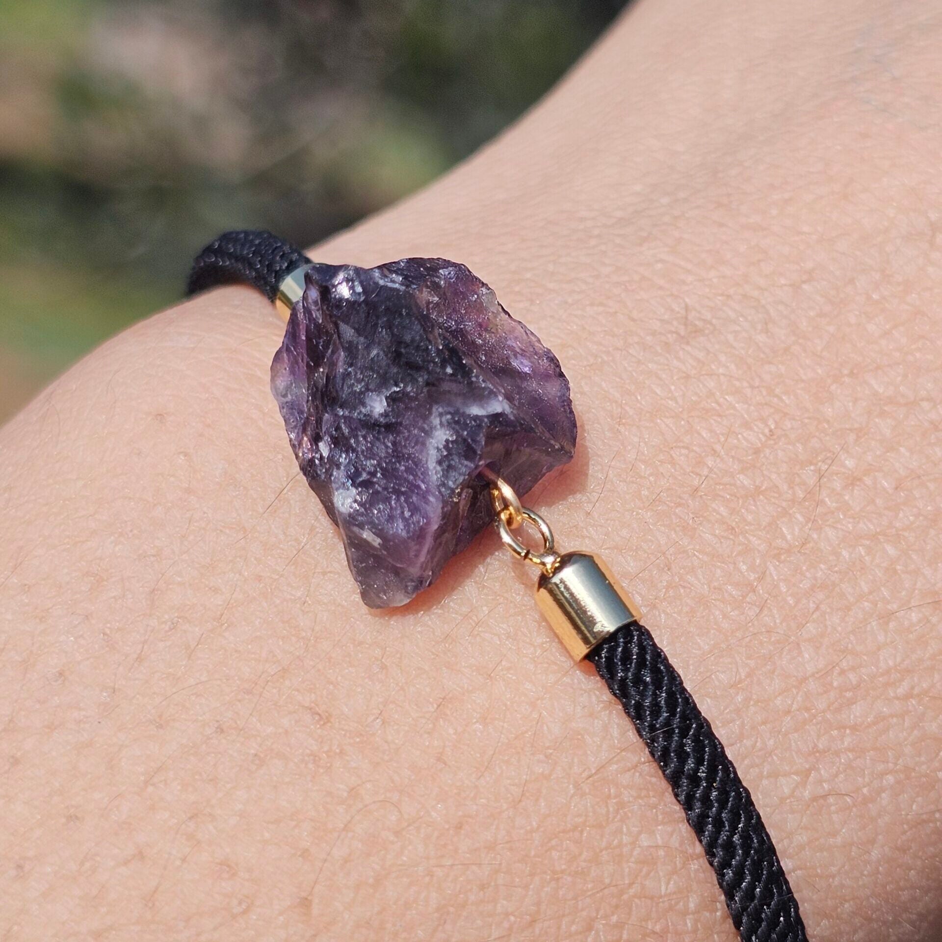 Bracelet ajustable en fil noir avec pierre d’améthyste brute au centre