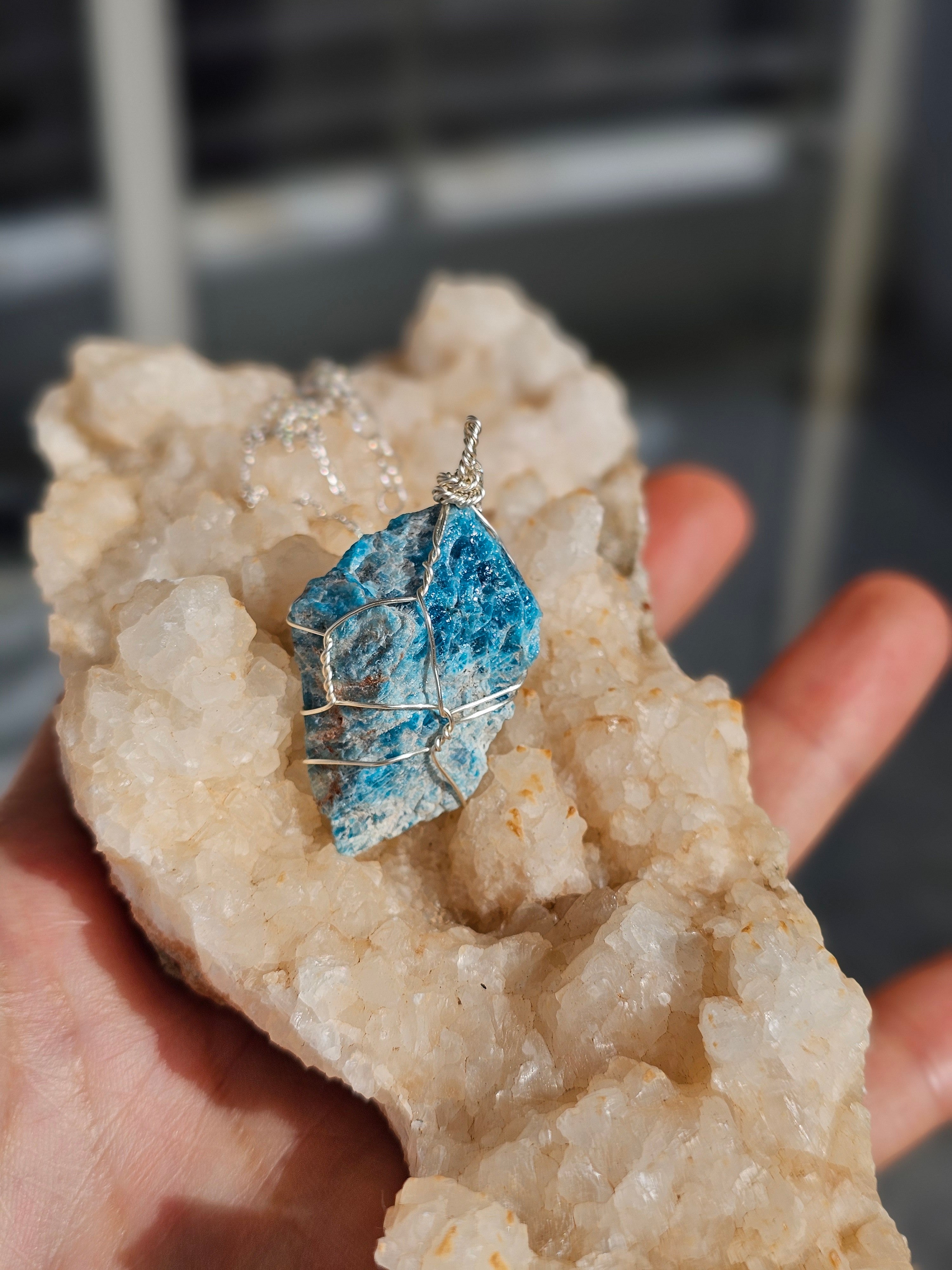 Collier Apatite bleue brute en argent 925 – Fait main