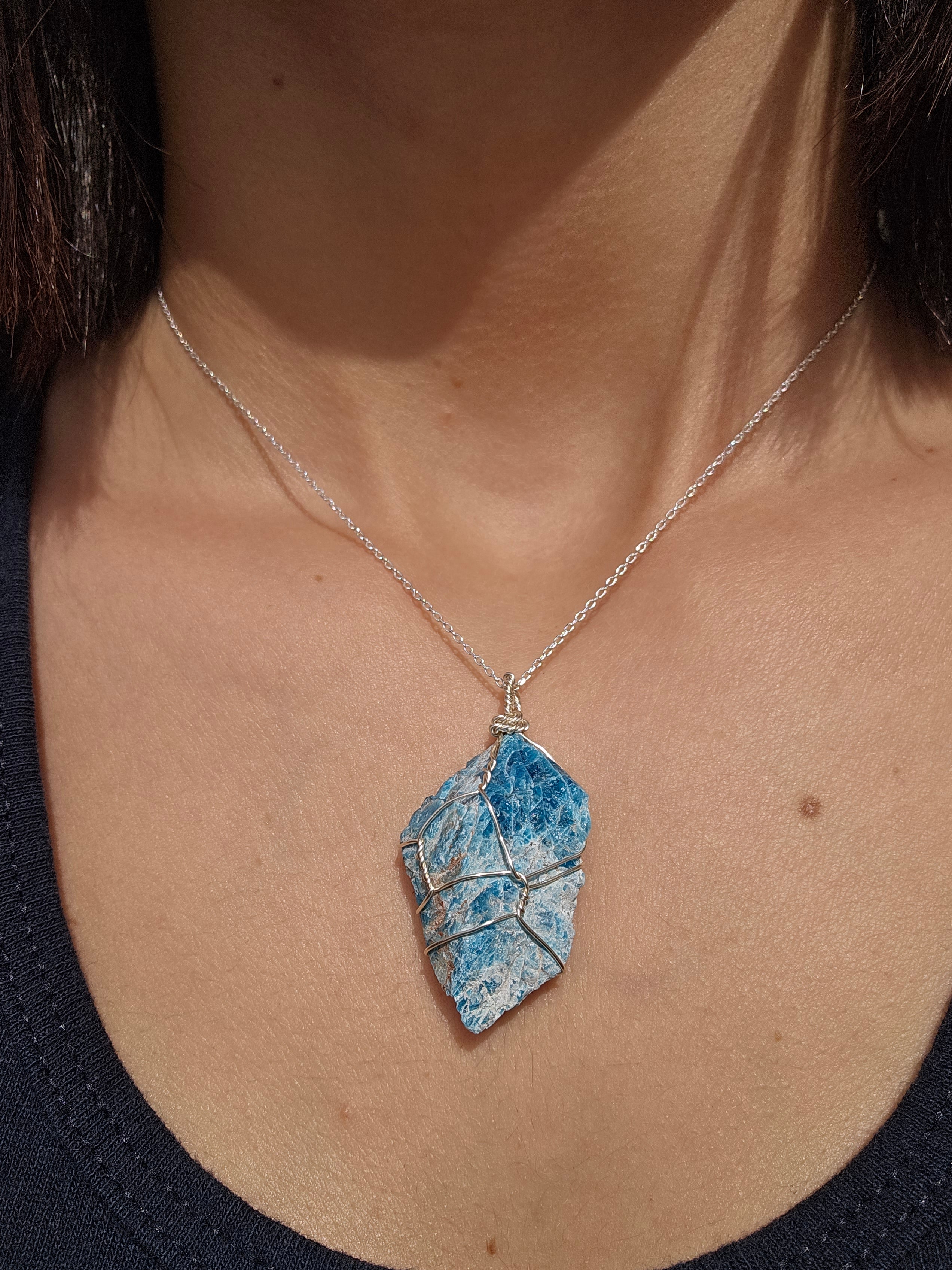 Collier Apatite bleue brute en argent 925 – Fait main