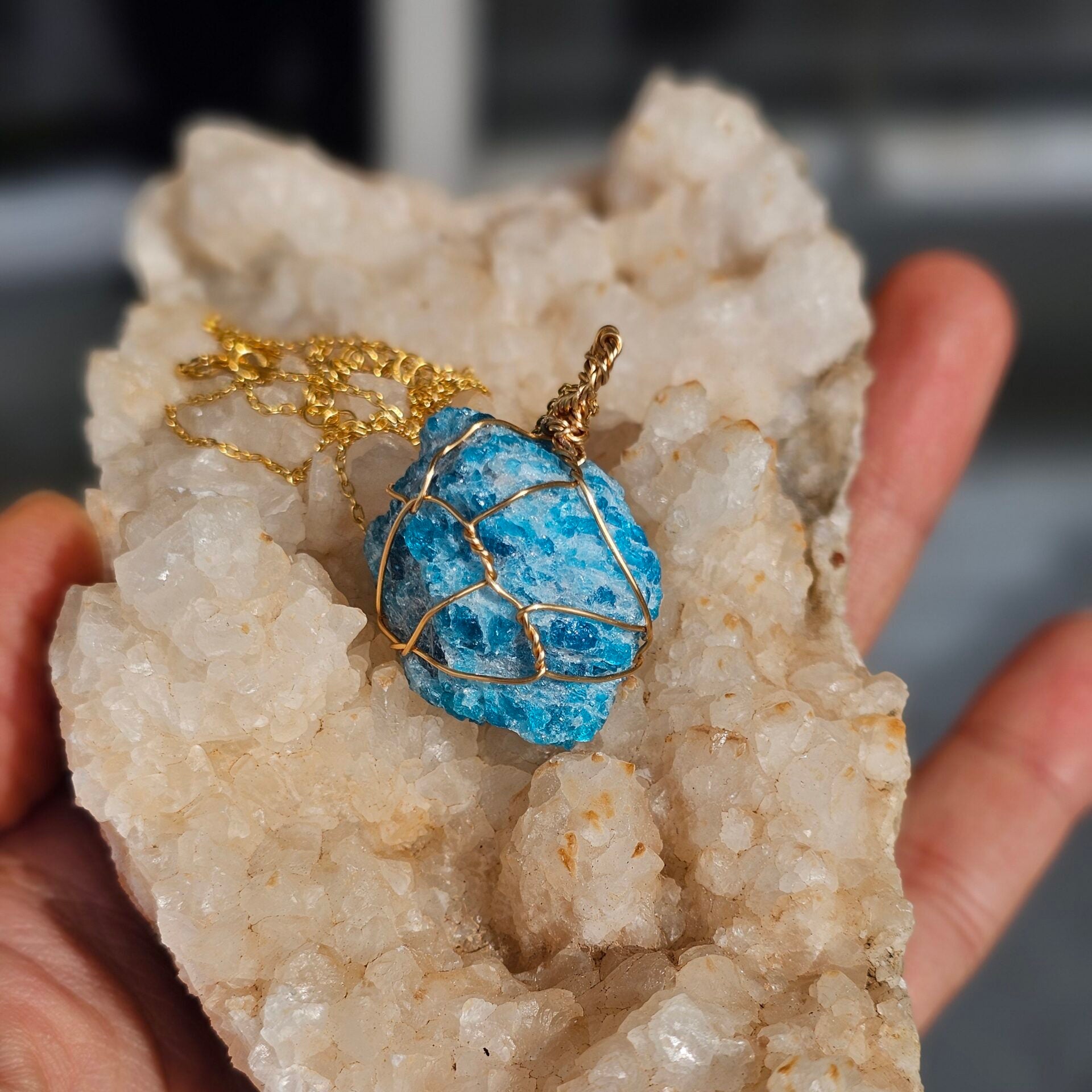Collier Apatite bleue brute plaqué or 18K – Fait main