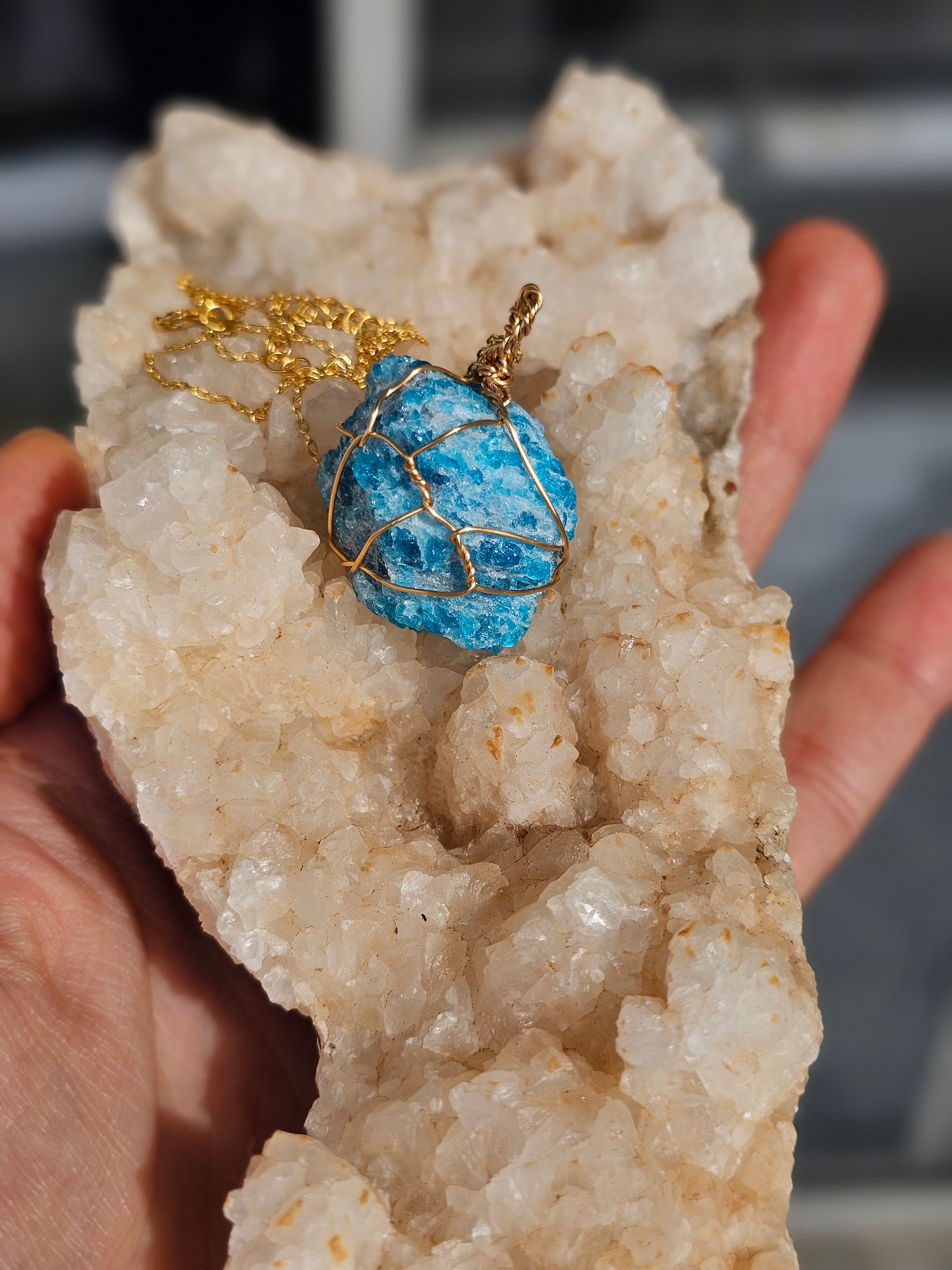 Collier Apatite bleue brute plaqué or 18K – Fait main