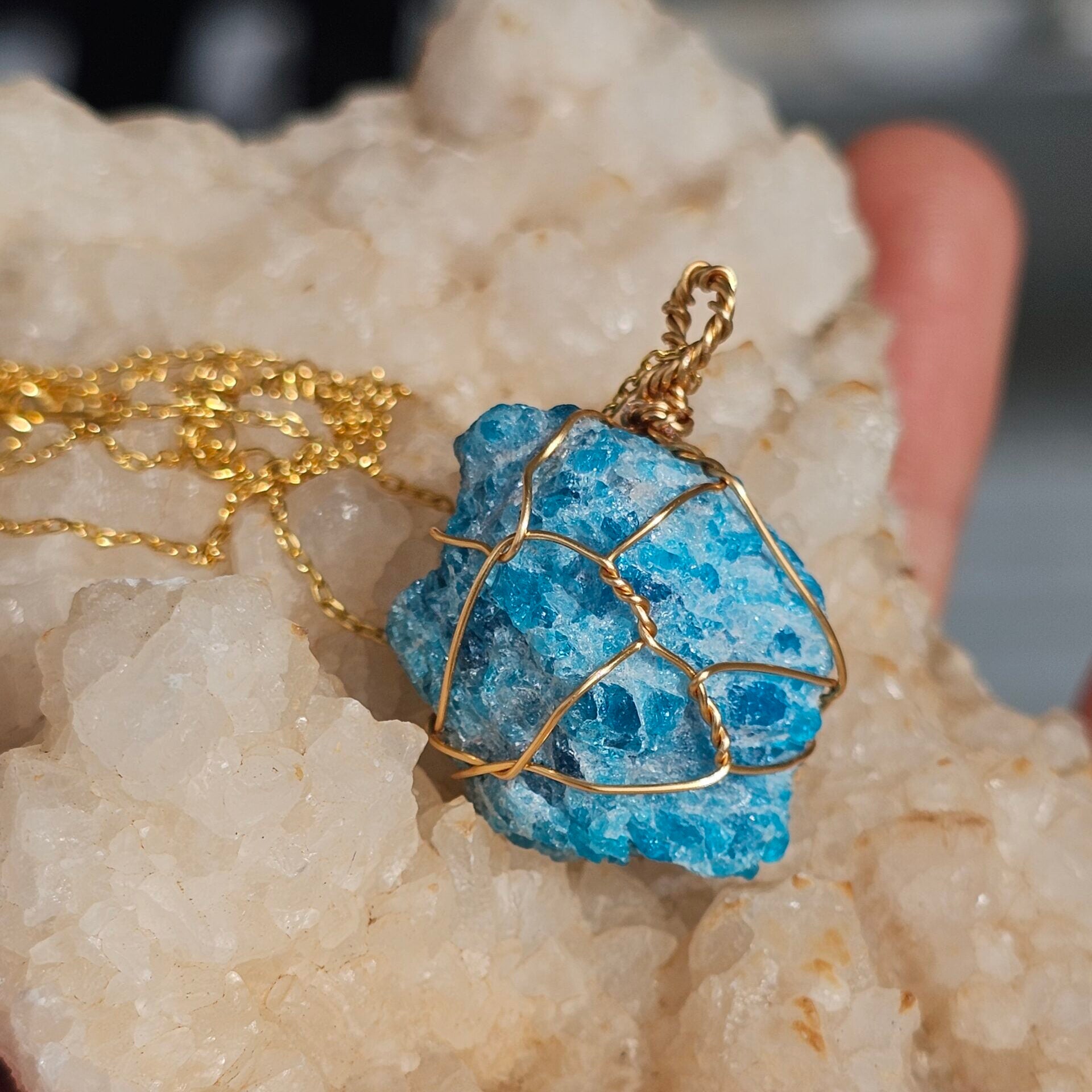 Collier Apatite bleue brute plaqué or 18K – Fait main