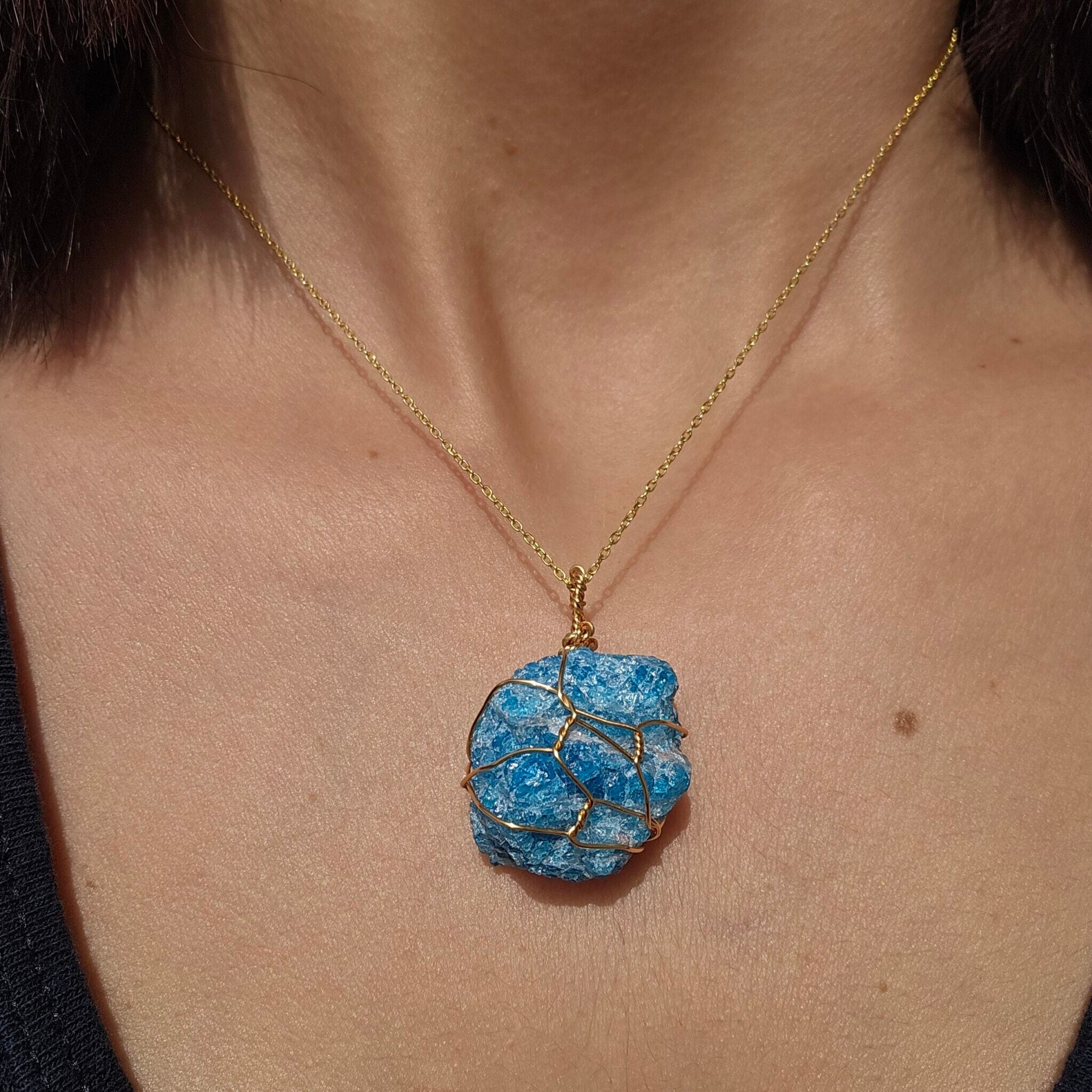 Collier Apatite bleue brute plaqué or 18K – Fait main